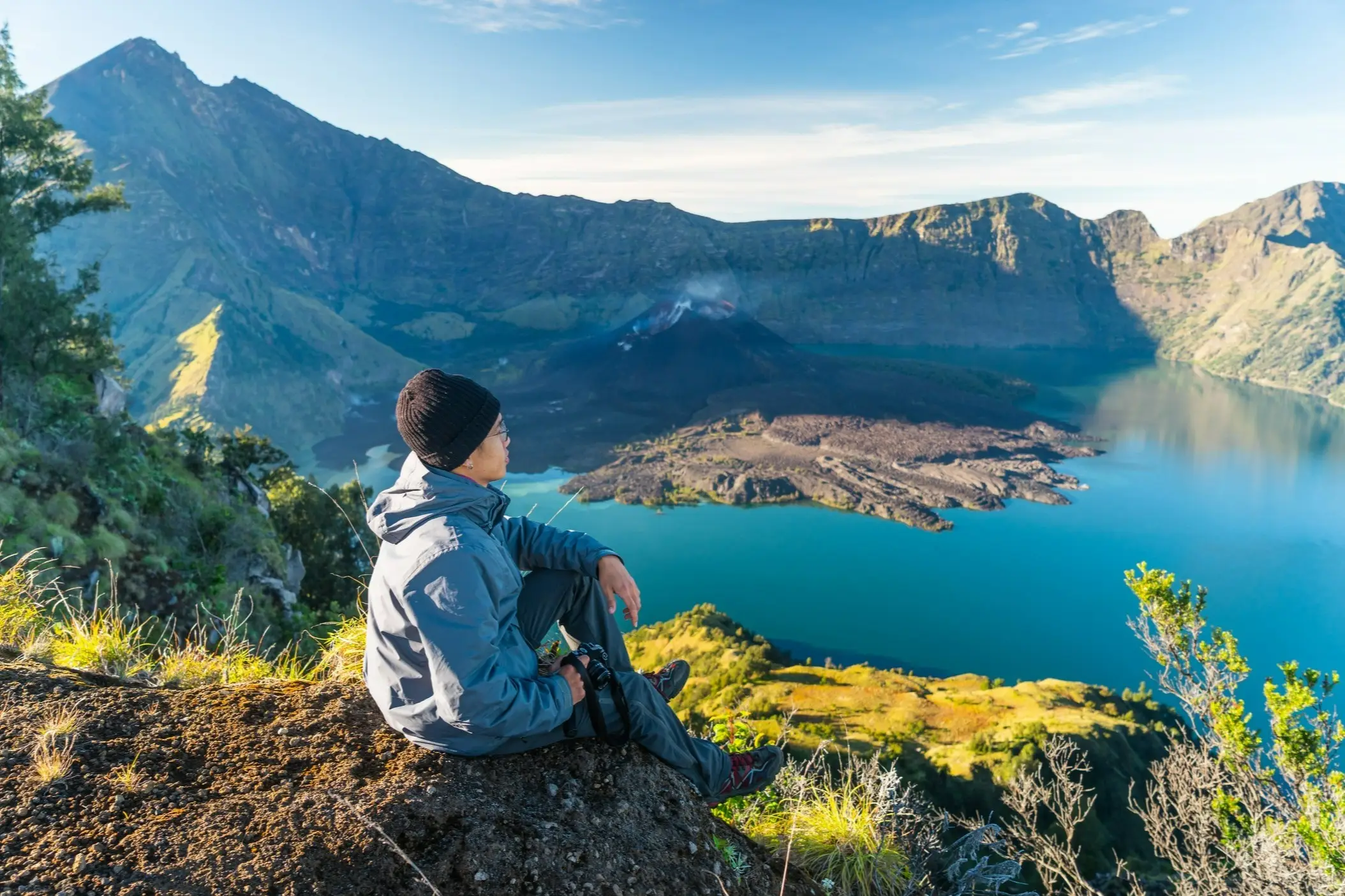 Indonésie, Lombok, Rinjani Un randonneur sur le cratère Sembalun à Rinjani, Lombok, Indonésie