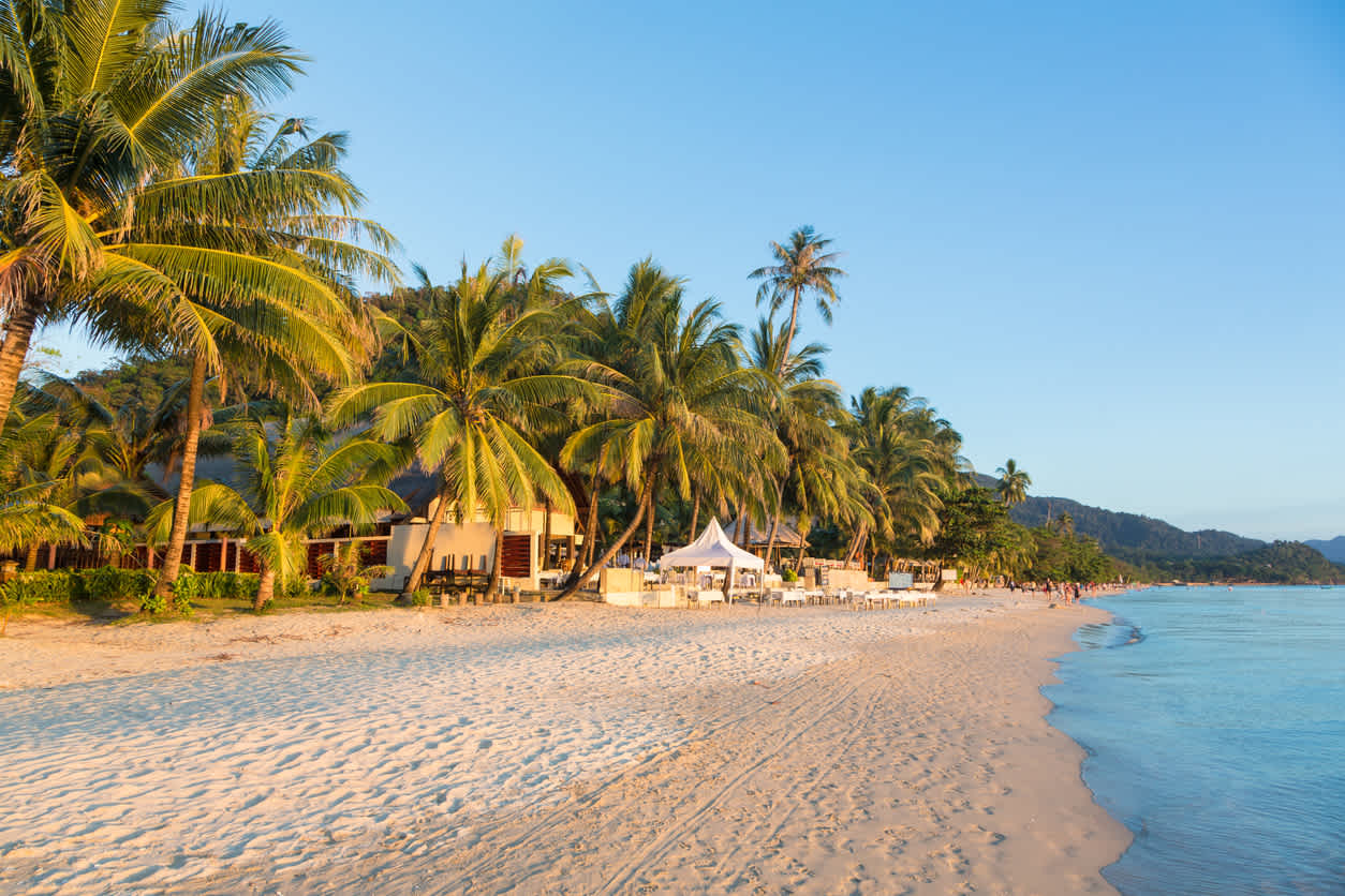 Palmengesäumter Strand auf der Insel Koh Chang in Thailand