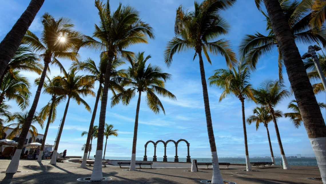 Die berühmte Strandpromenade von Puerto Vallarta, El Malecon, bietet Aussichtspunkte auf den Ozean, Strände, malerische Landschaften, Hotels und Stadtansichten.
