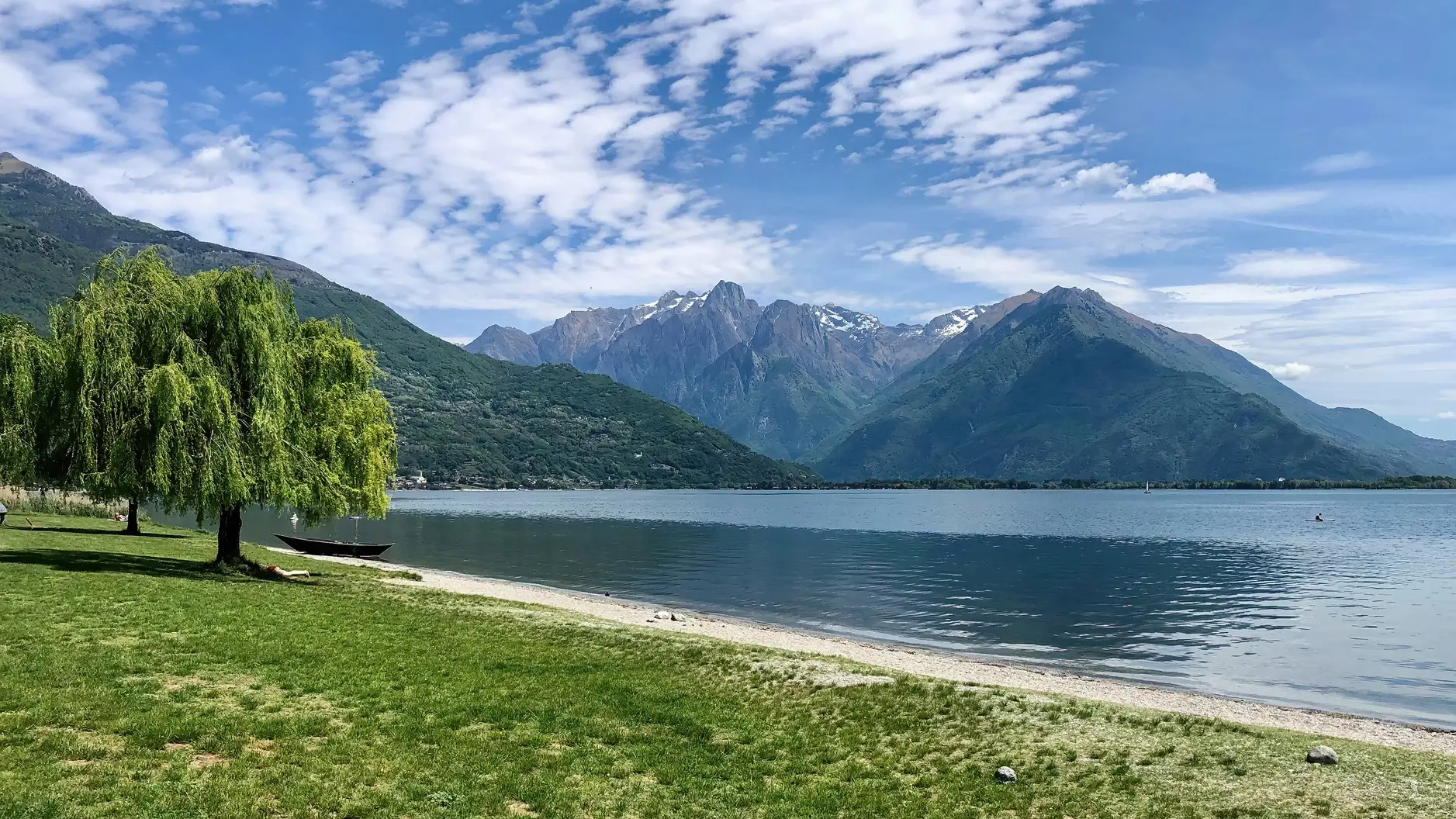 Italie, Lac de Côme, Domaso Vue sur l'herbe et des arbres, sur les rives du lac de Côme à Domaso, en Lombardie, en Italie.