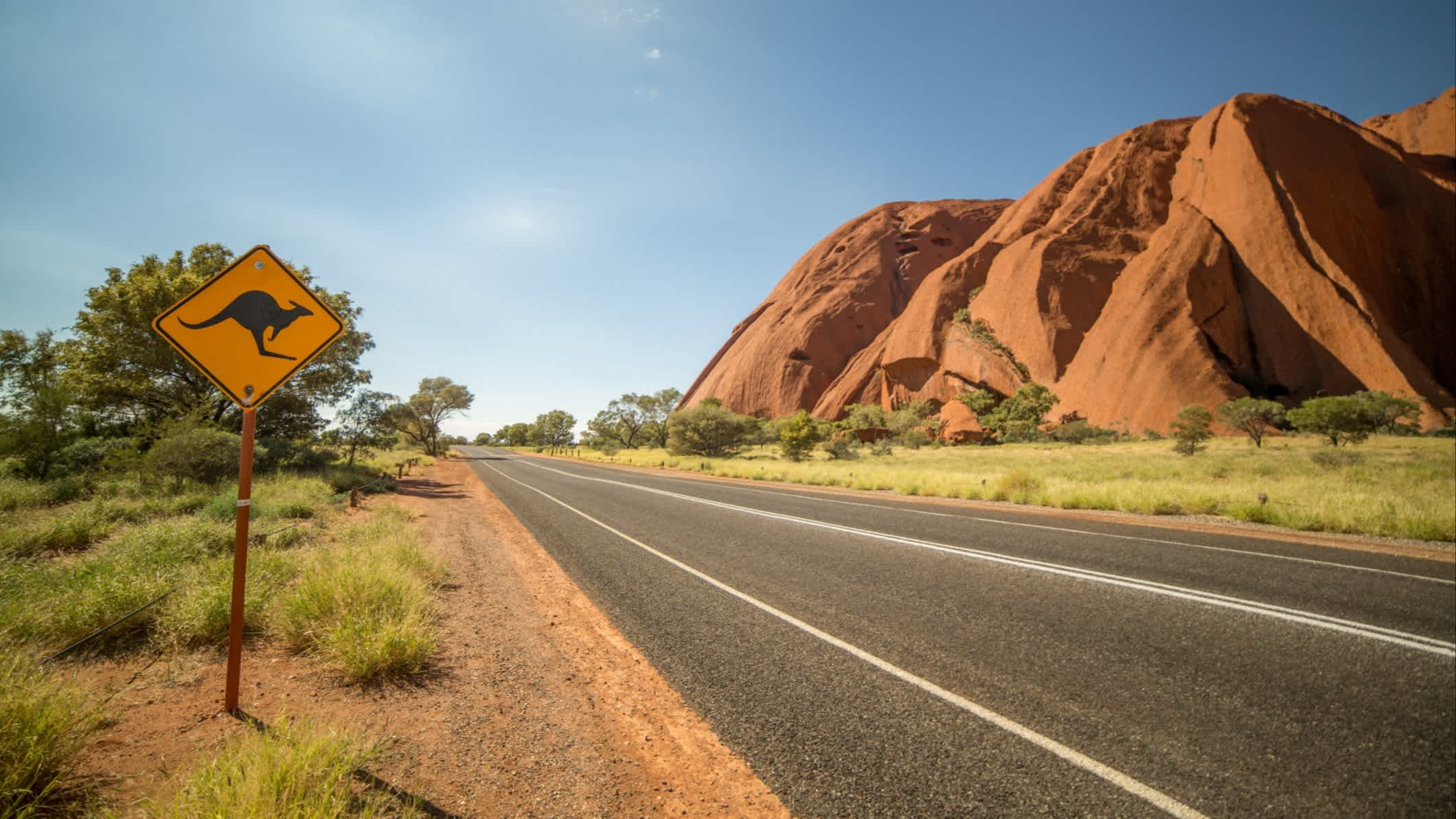 Panneau d'avertissement de kangourou dans l'outback, Territoire du Nord, Australie.