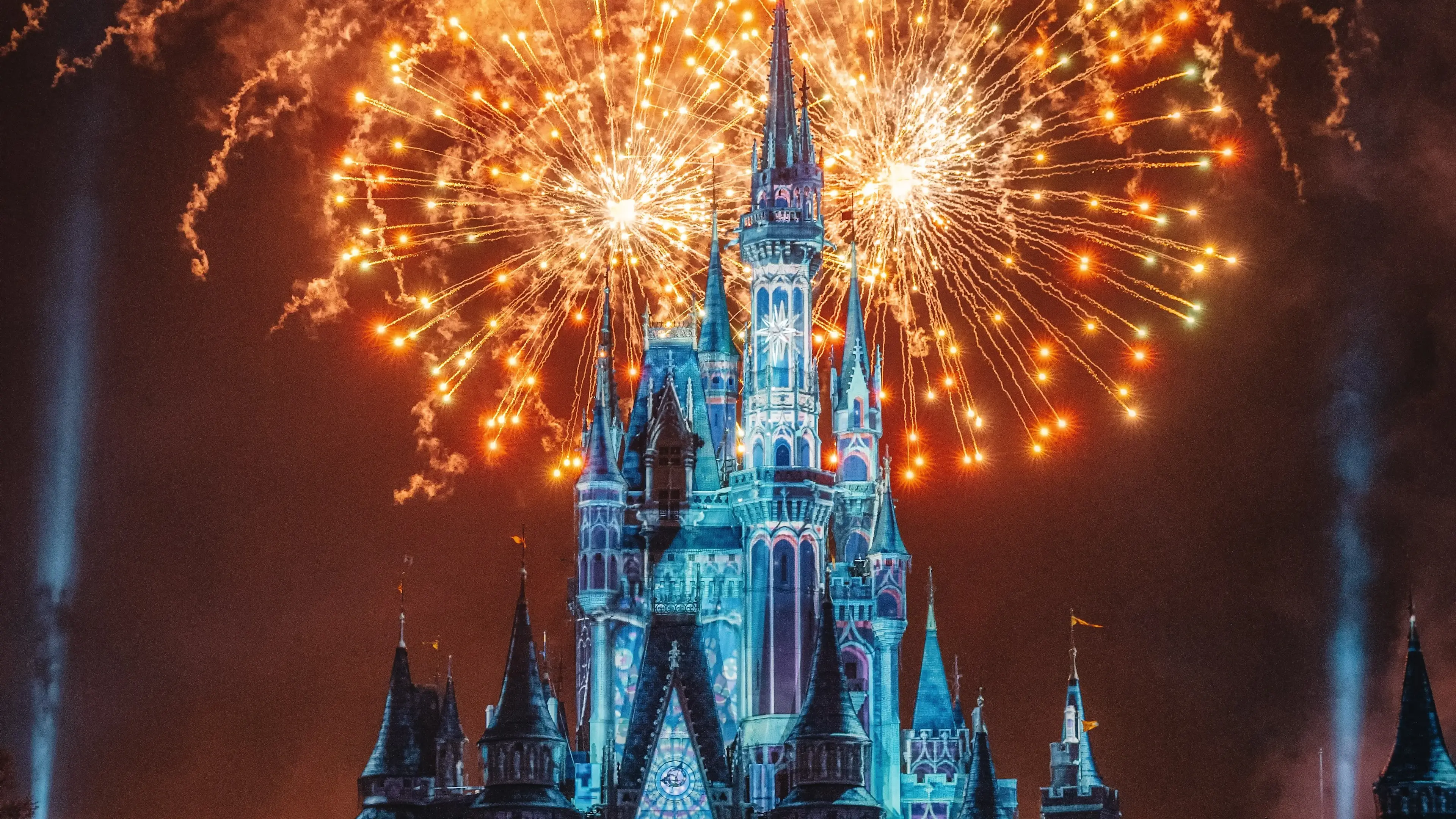 Tokyo Disneyland, Tokio, Japan Feuerwerk im Disneyland bei Nacht