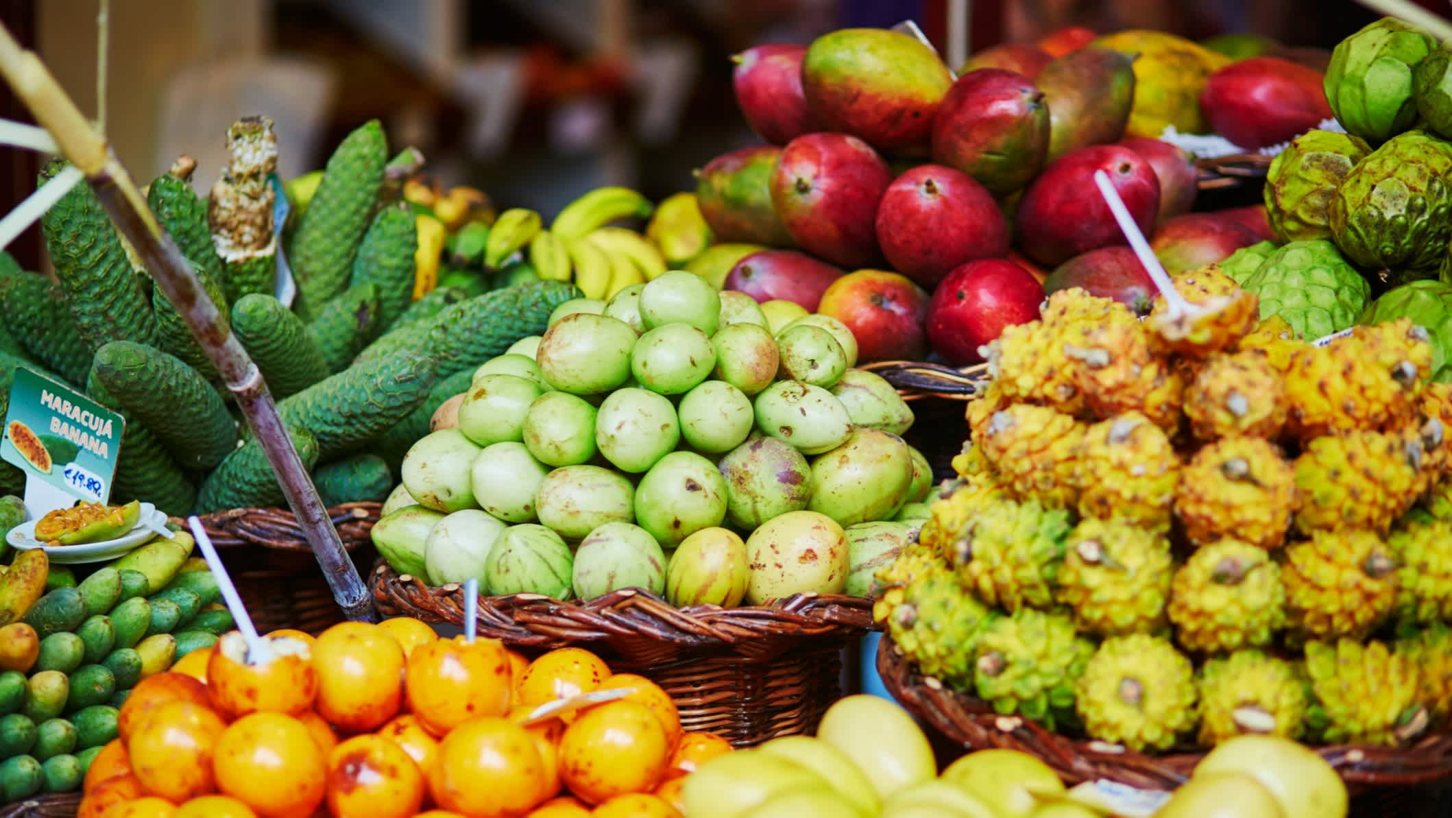 Fruits exotiques dans des paniers sur un stand au marché des producteurs à Funchal, Madère, Portugal