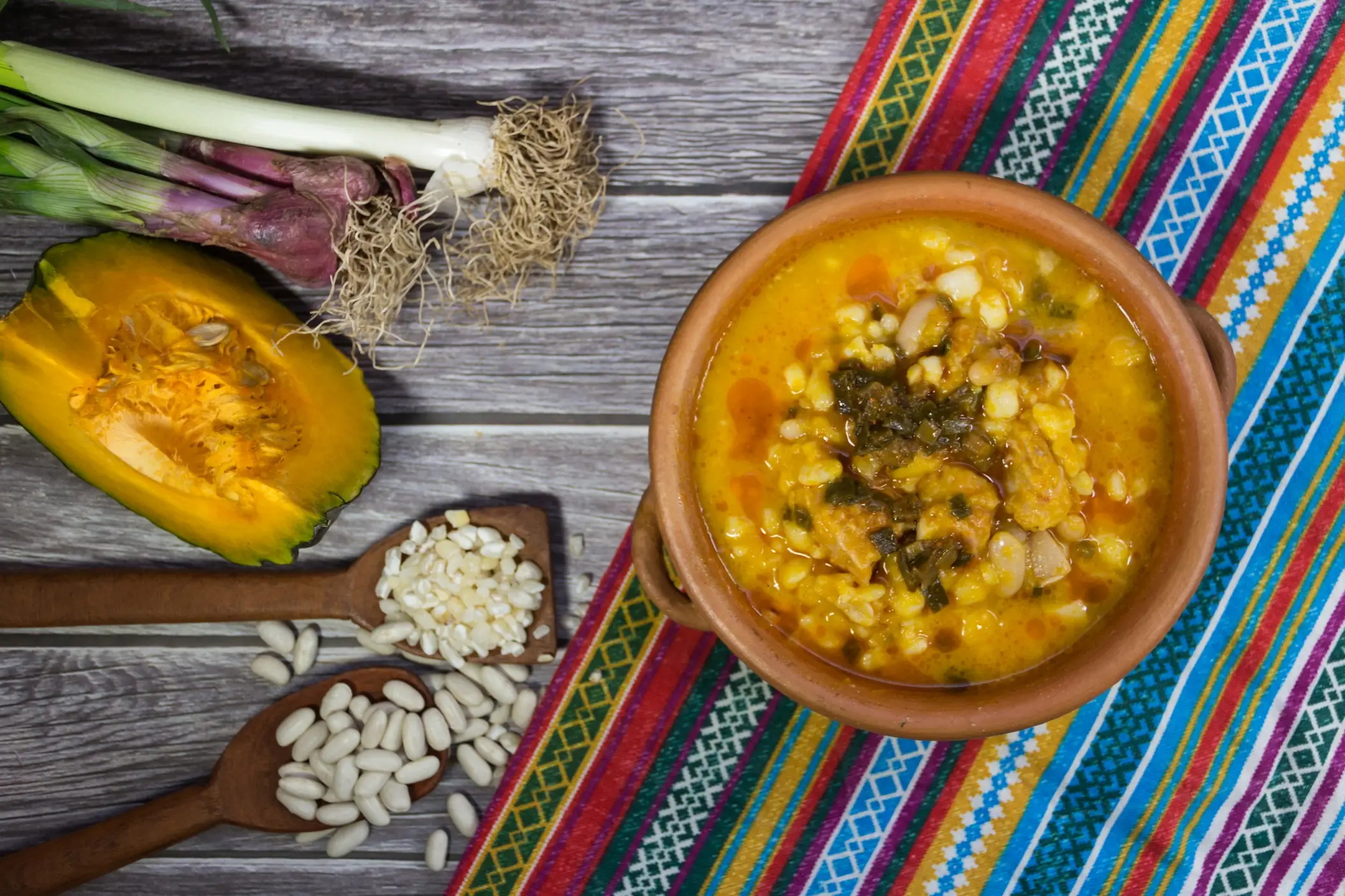 Argentinien, Locro Nördliches Locro-Gericht und Zutaten, typisch für die Feier von Nationalfeiertagen in Argentinien. Traditionelle Gastronomie