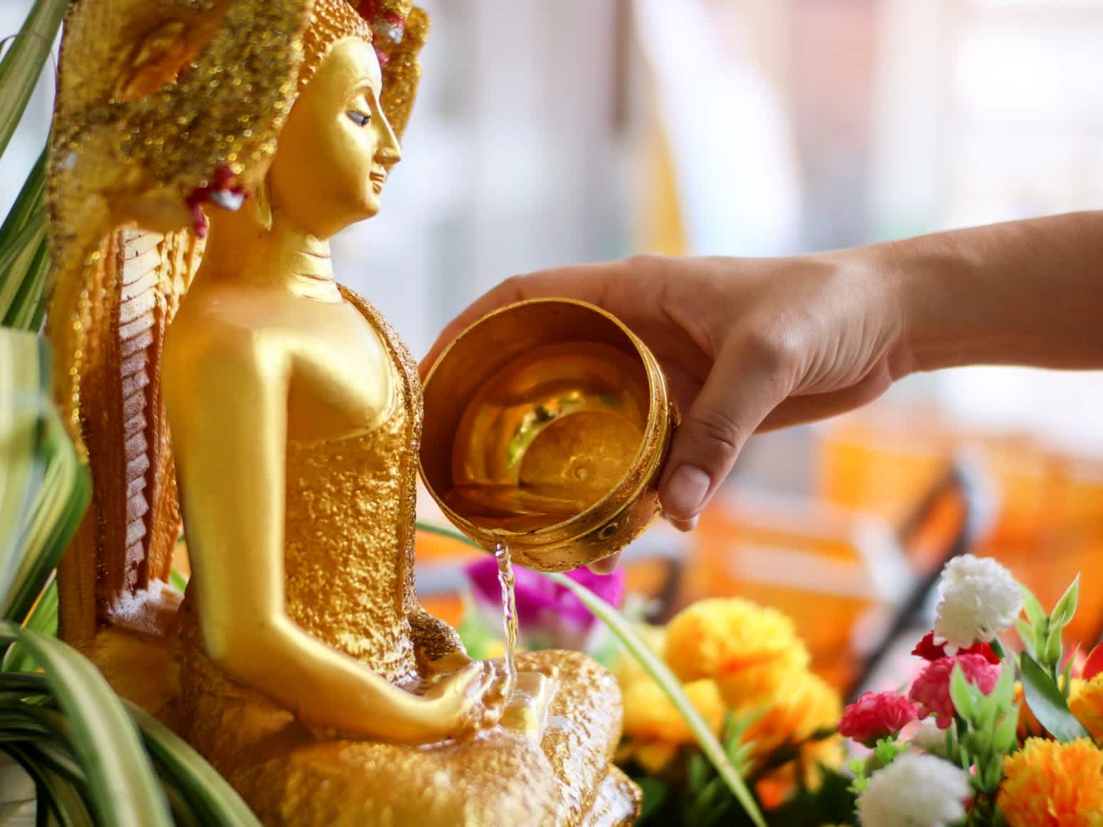 Statue aspergée d'eau à l'occasion de Songkran