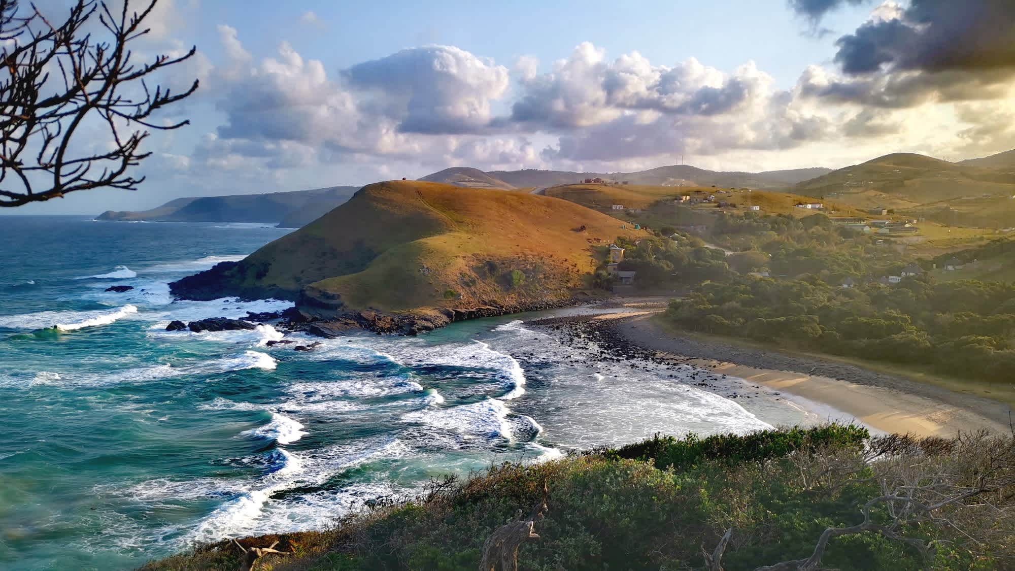 Wunderschöner Weitblick von einem View Point auf die Coffee Bay in der Provinz Ostkap, Südafrika. 