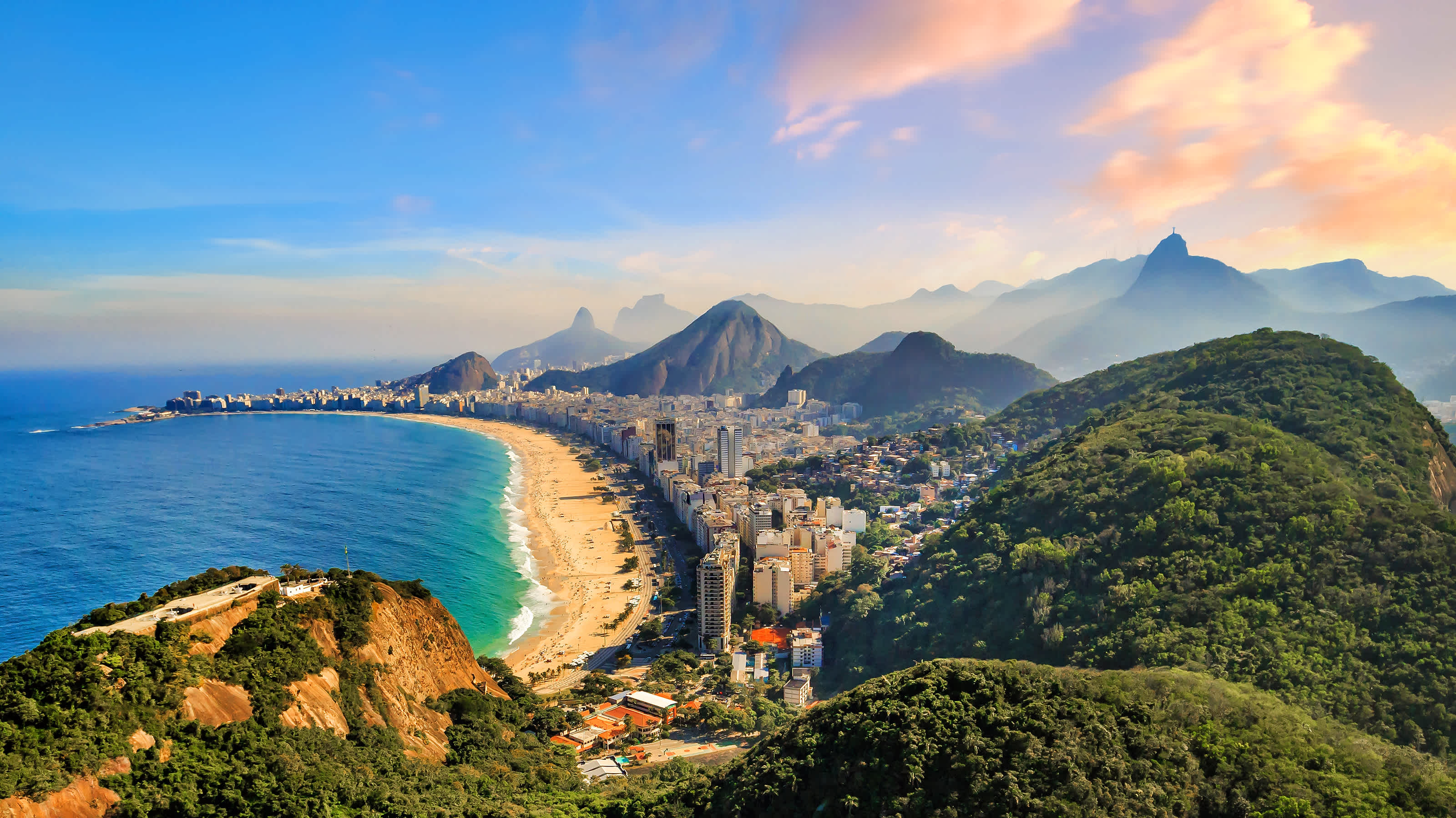 Panoramaaufnahme von Copacabana und Ipanema Beach in Rio De Janeiro, Brasilien.
