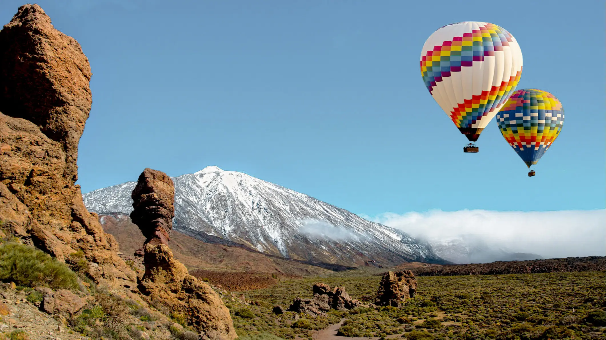 Spanien, Teneriffa, Nationalpark Teide Aussicht auf die Felsformation Roque Cinchado mit Vulkan Teide im Hintergrund, Nationalpark Teide, Teneriffa, Kanarische Inseln, Spanien.