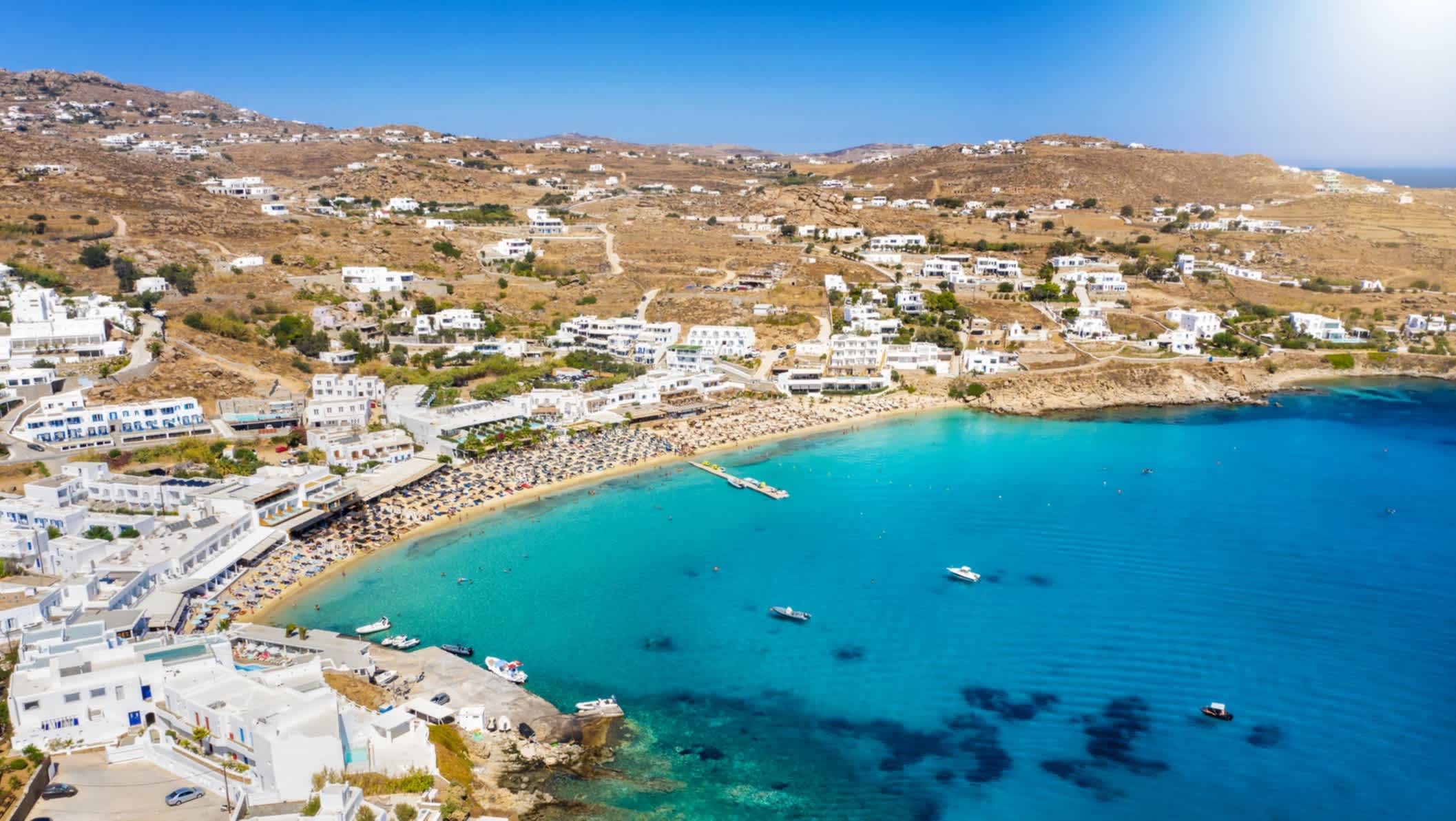 Panoramablick auf den Strand Platis Gialos, Mykonos, Griechenland.