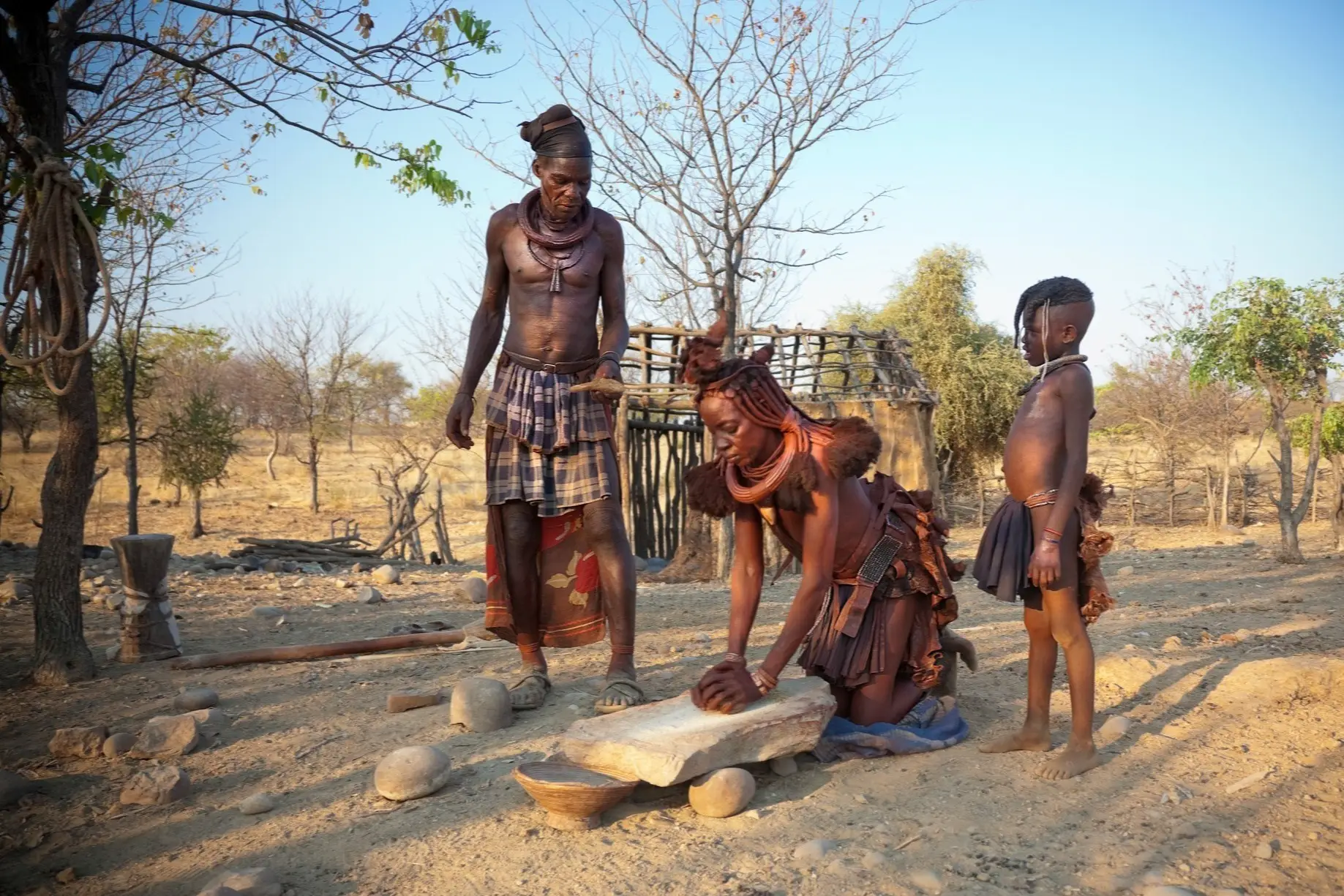 Musée africain de la vie Famille Himba dans un village traditionnel en Namibie.