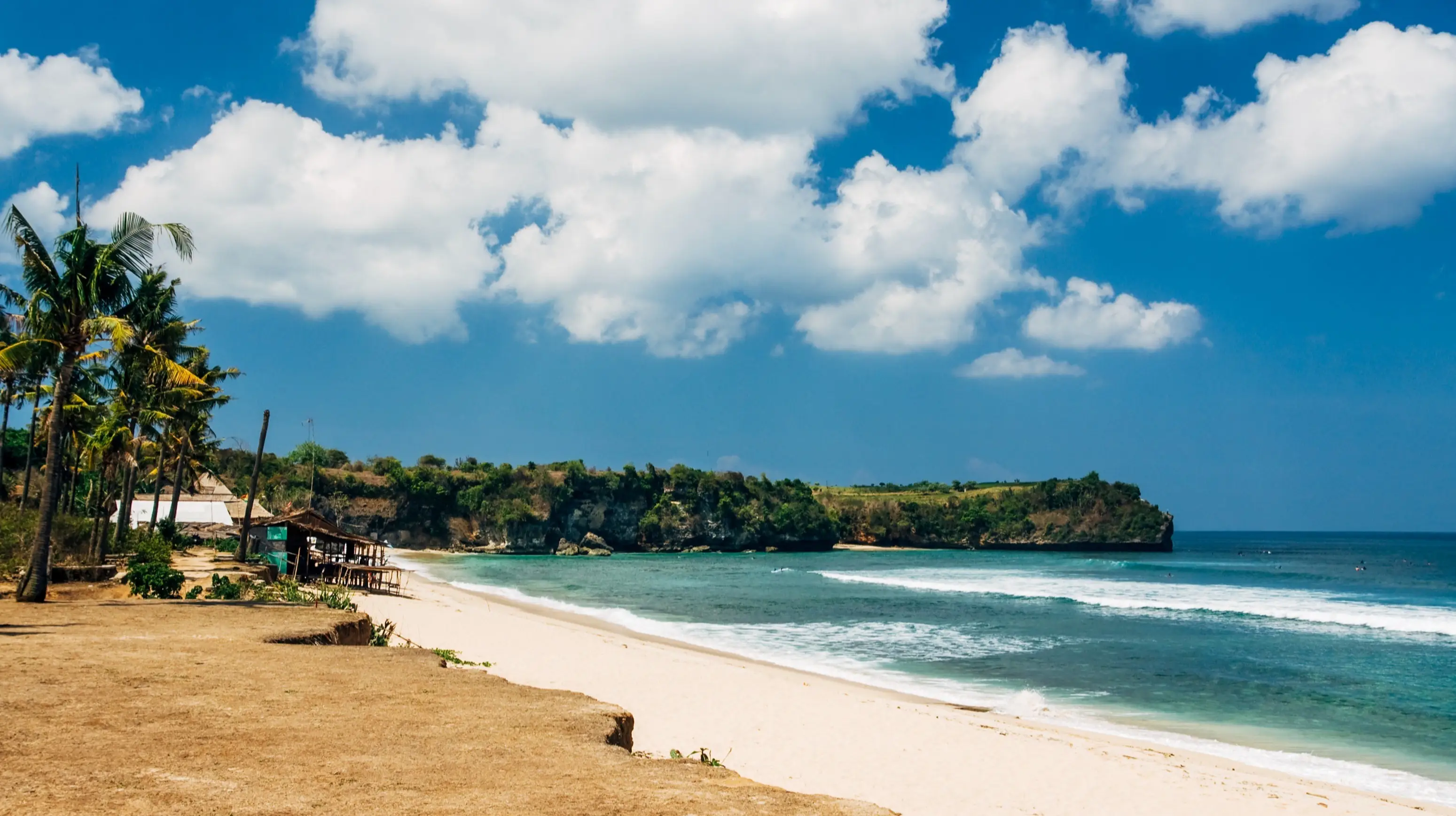 Vue la plage de Balangan entourée de falaises verdoyantes, à Bali, en Indonésie