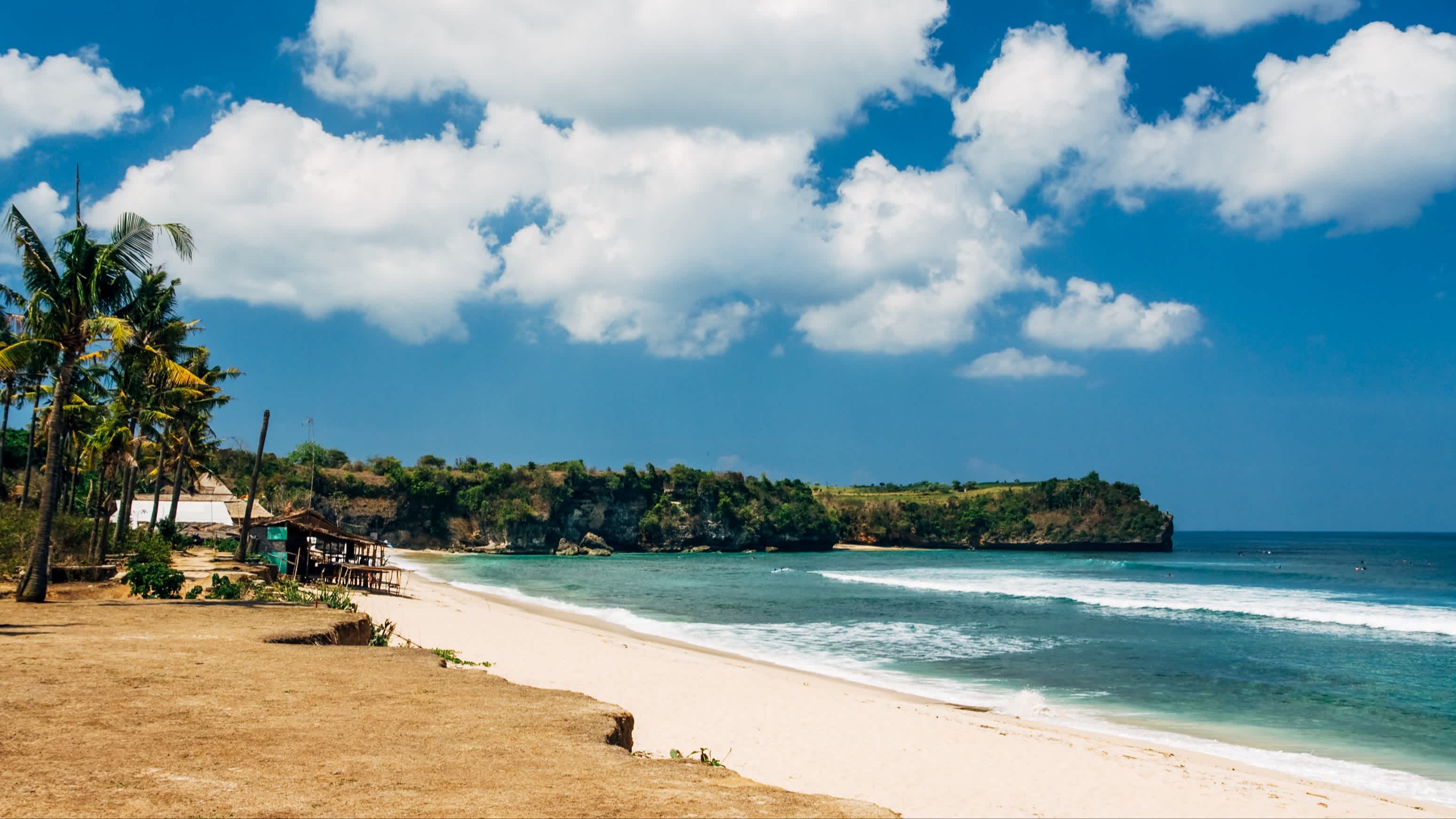 Aufnahme der Klippen des Balangan Beach auf Bali, Indonesien bei Sonnenschein und mit Blick auf das blaue Meer.