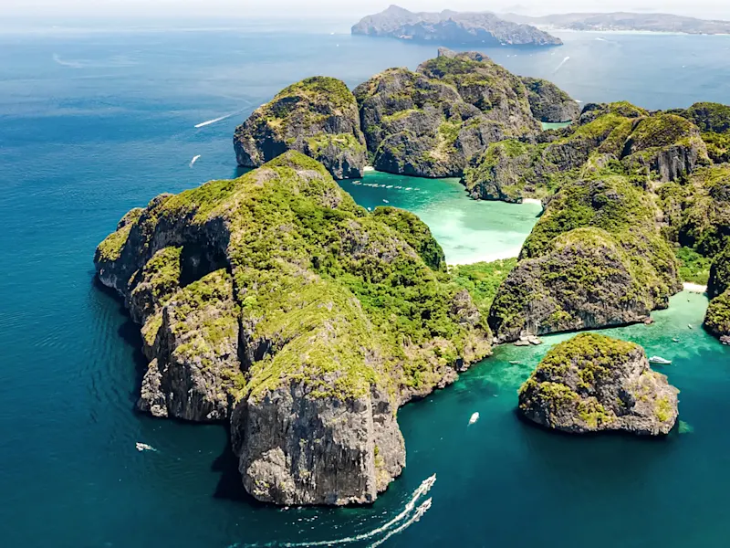 Spektakuläre Kalksteininseln mit türkisfarbenen Lagunen. Koh Phi Phi, Krabi, Thailand.