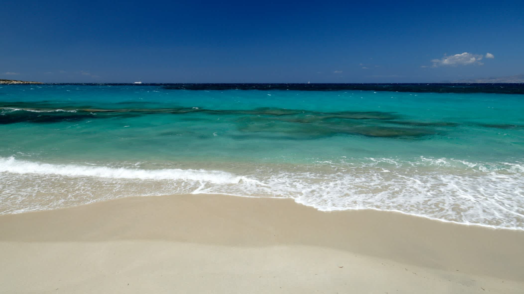 Blick auf das türkisblaue Meer vom Sandstrand Panormos auf Naxos, Griechenland, aus.