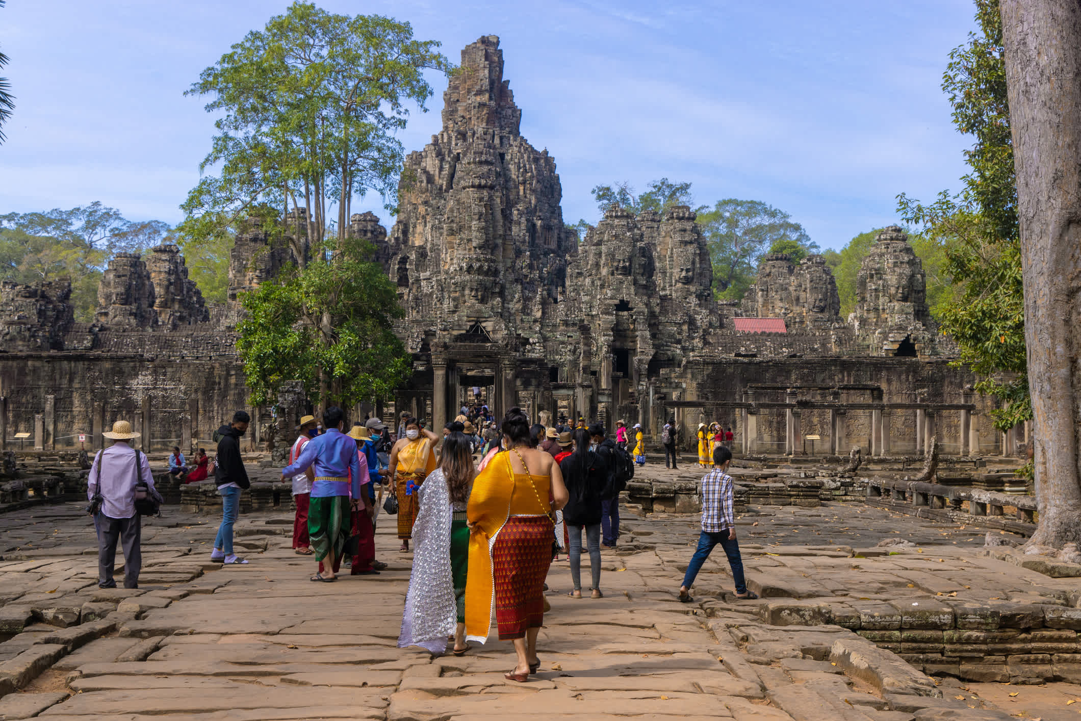 Cambodge, groupe de touristes au temple du Bayon dans le complexe d'Angkor.
