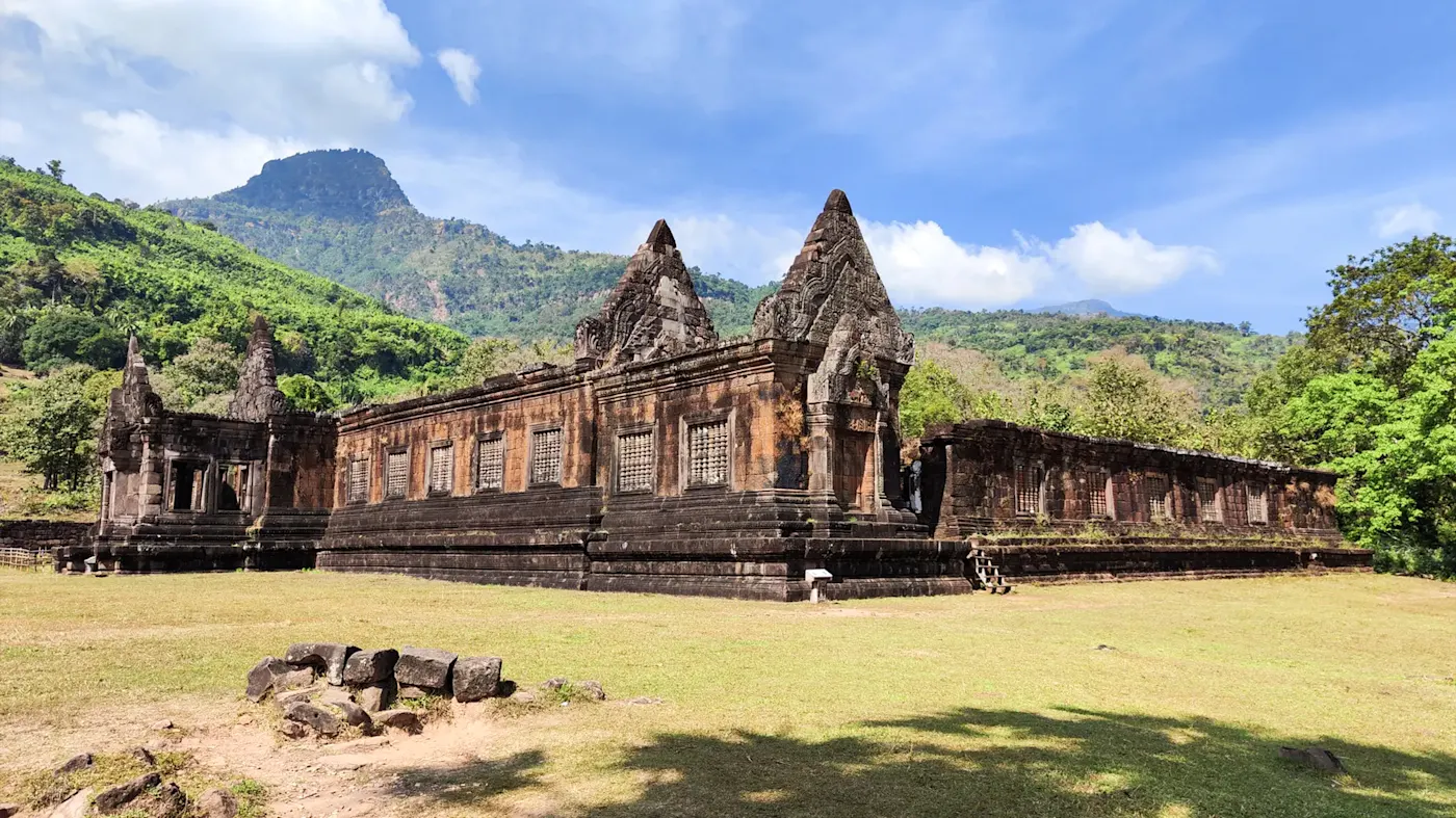 Laos, Champasak, Wat Phou Temple antique avec montagnes en arrière-plan, Wat Phou, Champasak, Laos