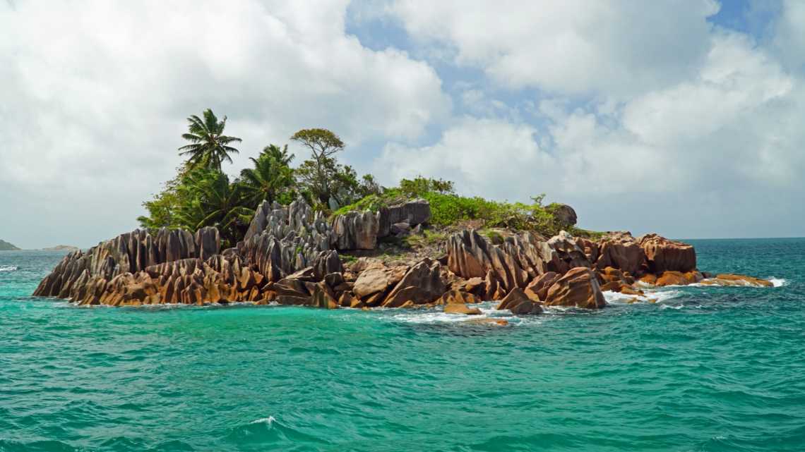 L'île de Saint-Pierre vue du large aux Seychelles