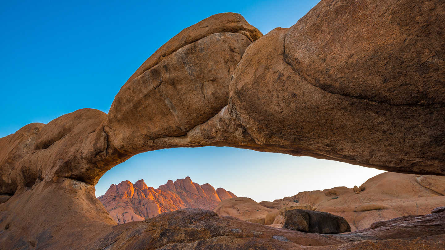 Blick durch eine Felsformation in Namibia in Afrika.
