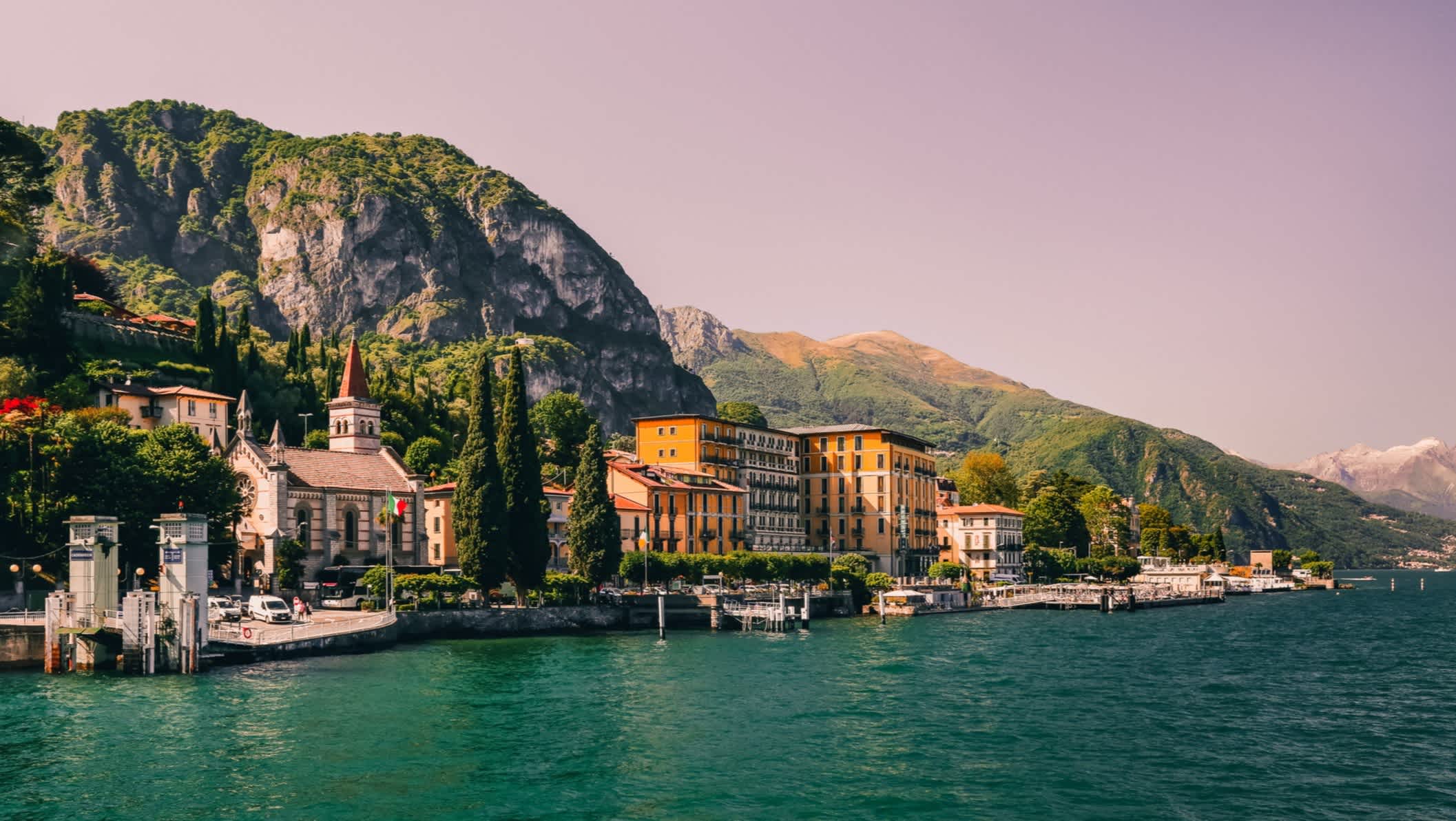 Vue sur la ville de Cadenabbia, au bord du lac de Côme, en Lombardie, en Italie.