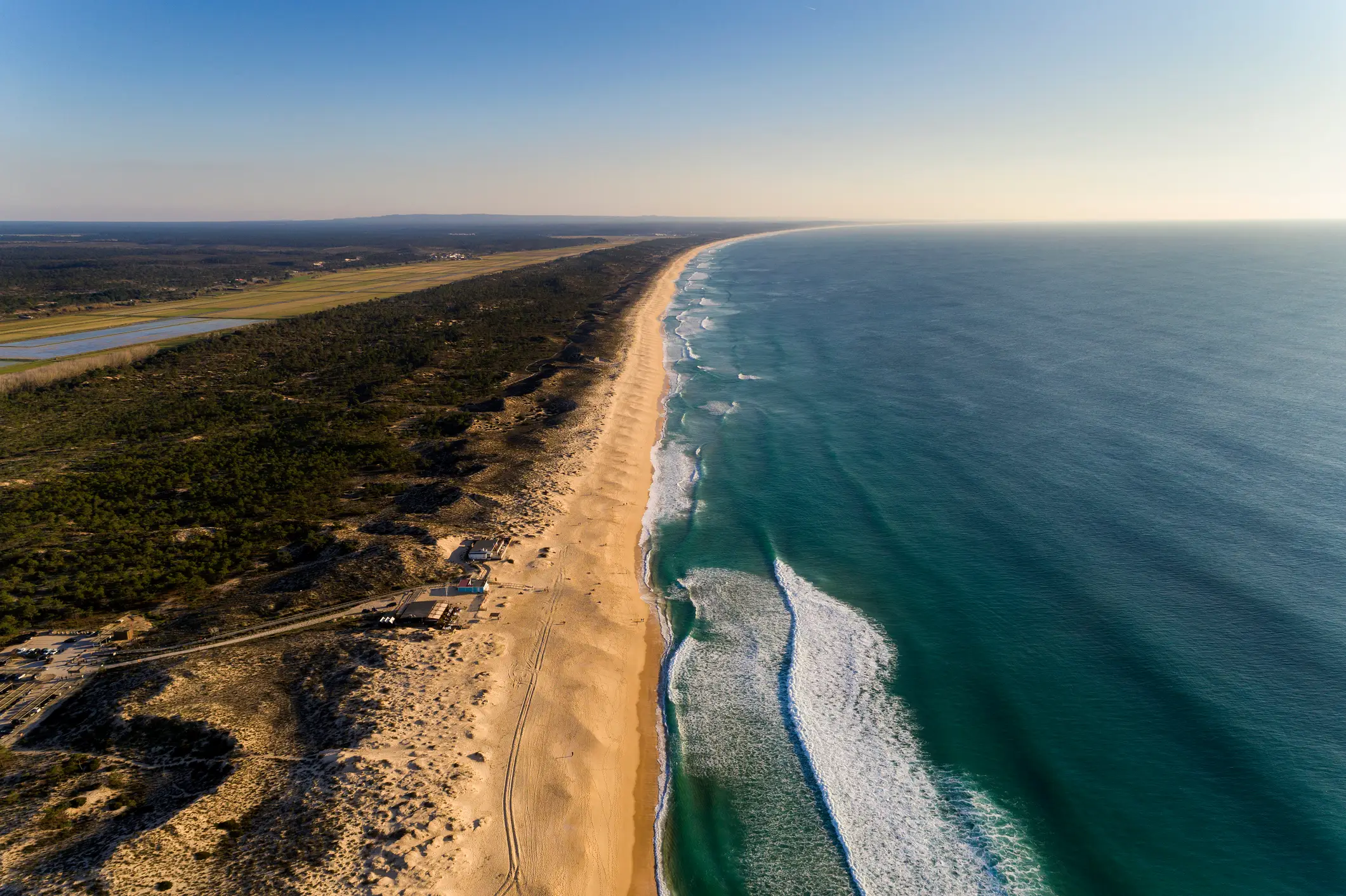 Vue aérienne de la belle plage de Comporta Beach sur la péninsule de Troia au Portugal.

