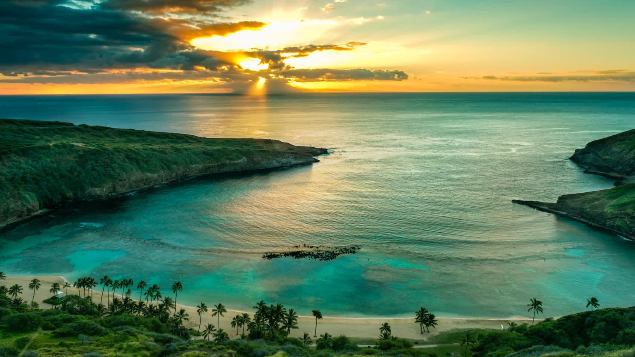Der Strand Hanauma Bay, Oahu, Hawaii, USA bei Sonnendämmerung und mit Blick auf das Meer und die weite Bucht aus der Luft.