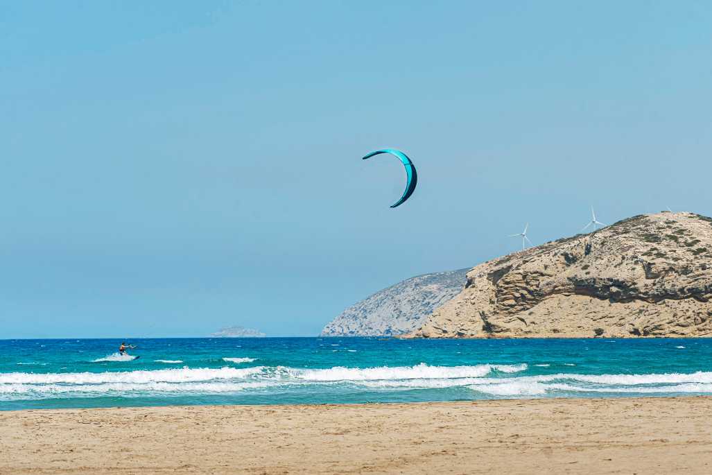 Un kitesurfeur dans la mer sur la plage de Prasonisi, Rhodes, Grèce.