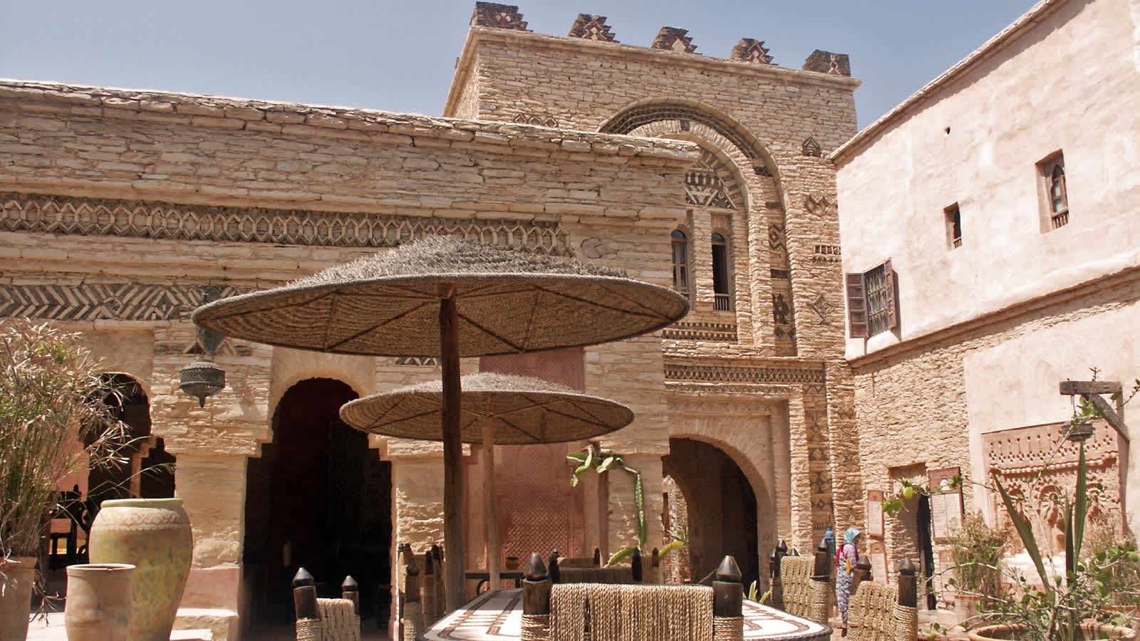 Chaises et parasols dans la kasbah d'Agadir, Maroc