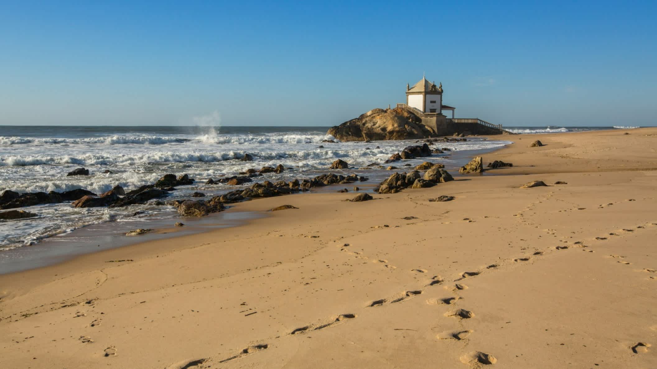 Der Blick auf die Kapelle am Strand von Praia de Miramar, Vila Nova de Gaia, Portugal.