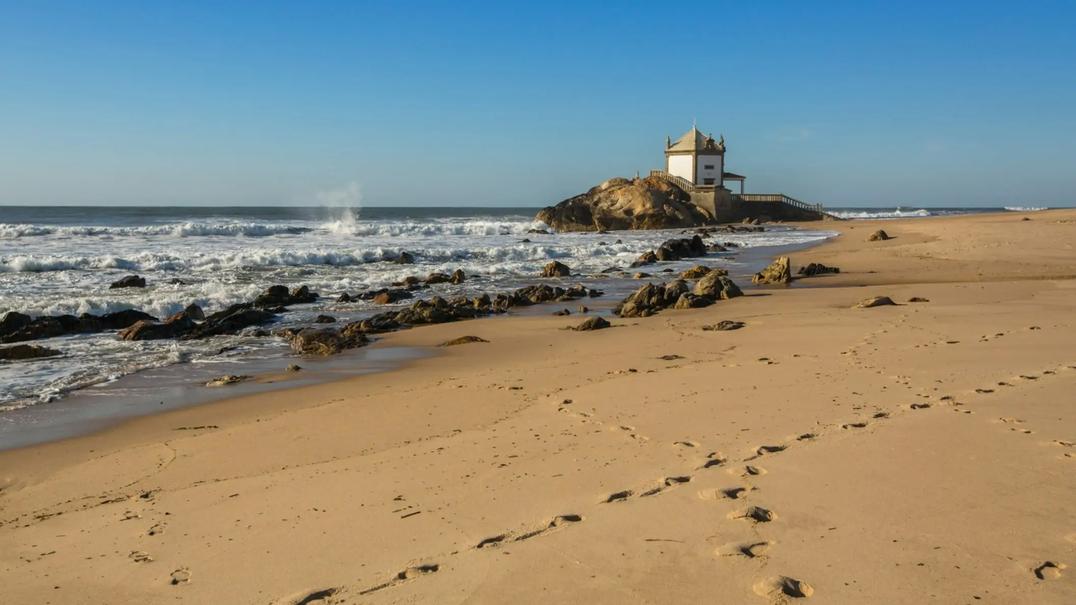 Praia de Miramar, Vila Nova de Gaia, Portugal Der Blick auf die Kapelle am Strand von Praia de Miramar, Vila Nova de Gaia, Portugal.