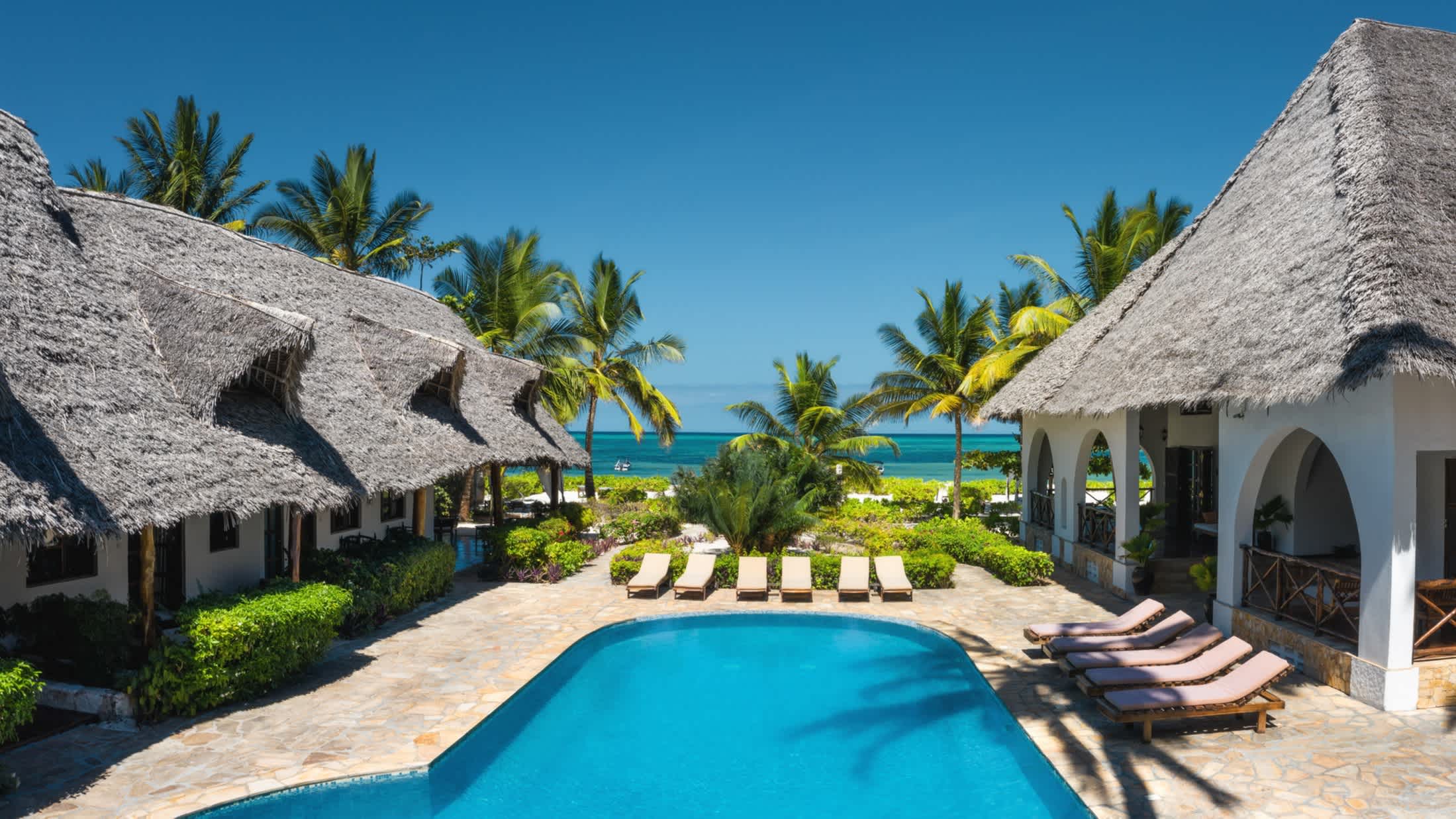 Vue aérienne d'une piscine dans un complexe de vacances de luxe à Zanzibar, en Tanzanie.
