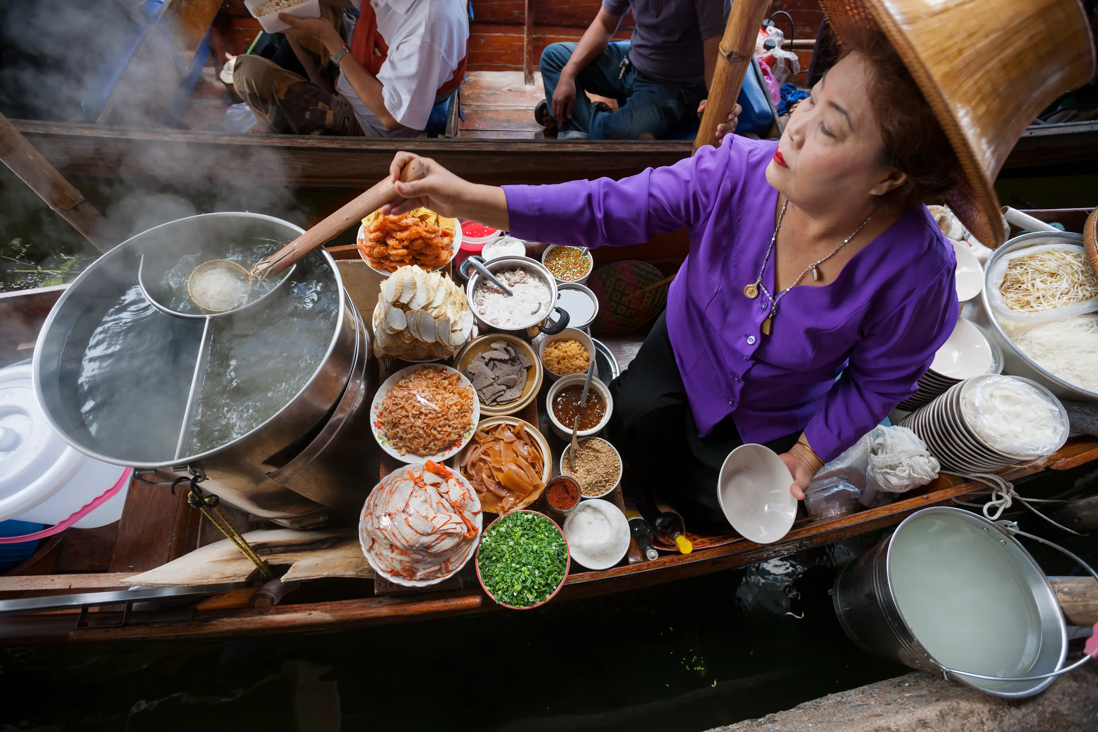 Thailand, Kulinarikreise Lebensmittelverkäufer auf dem Damnoen Saduak Floating Market, Ratchaburi, Thailand