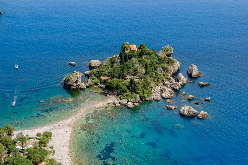 Sizilien, Isola Bella Isola Bella, eine kleine Insel befindet sich in einer kleinen Bucht am Ionischen Meer in der Nähe von Taormina (Sizilien, Italien)