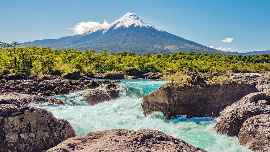 Petrohue-Wasserfälle und Vulkan Osorno. Süd-Patagonien. Chile.