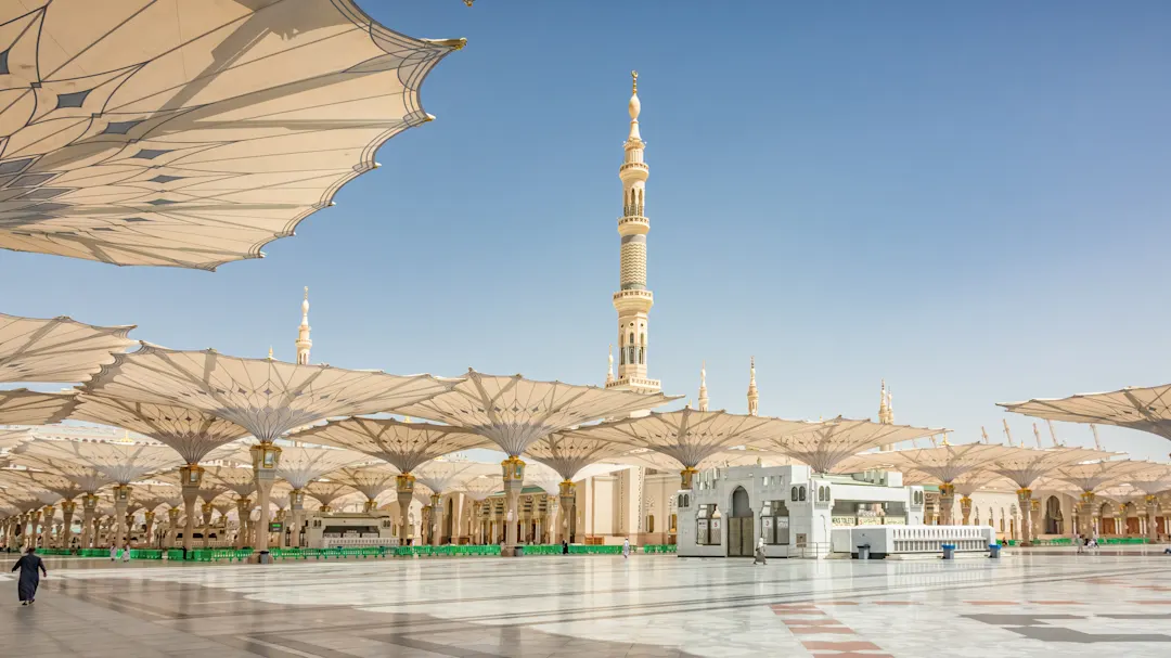 Großer Innenhof mit Sonnenschirmen und Minarett. Medina, Al Madinah, Saudi-Arabien.
