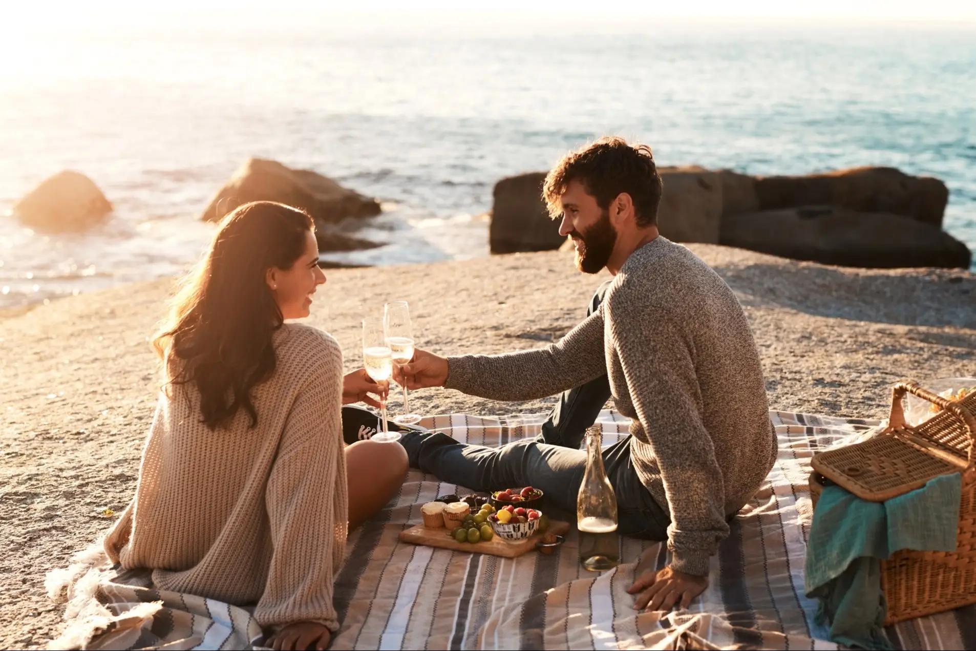 Voyage de noces, Afrique du Sud Afrique du Sud, voyage de noces, couple buvant une coupe de Champagne lors du coucher de soleil.