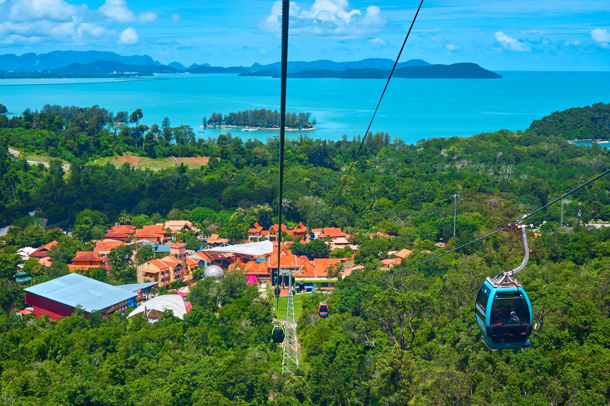 Seilbahn mit Blick auf das Meer und dichte Vegetation