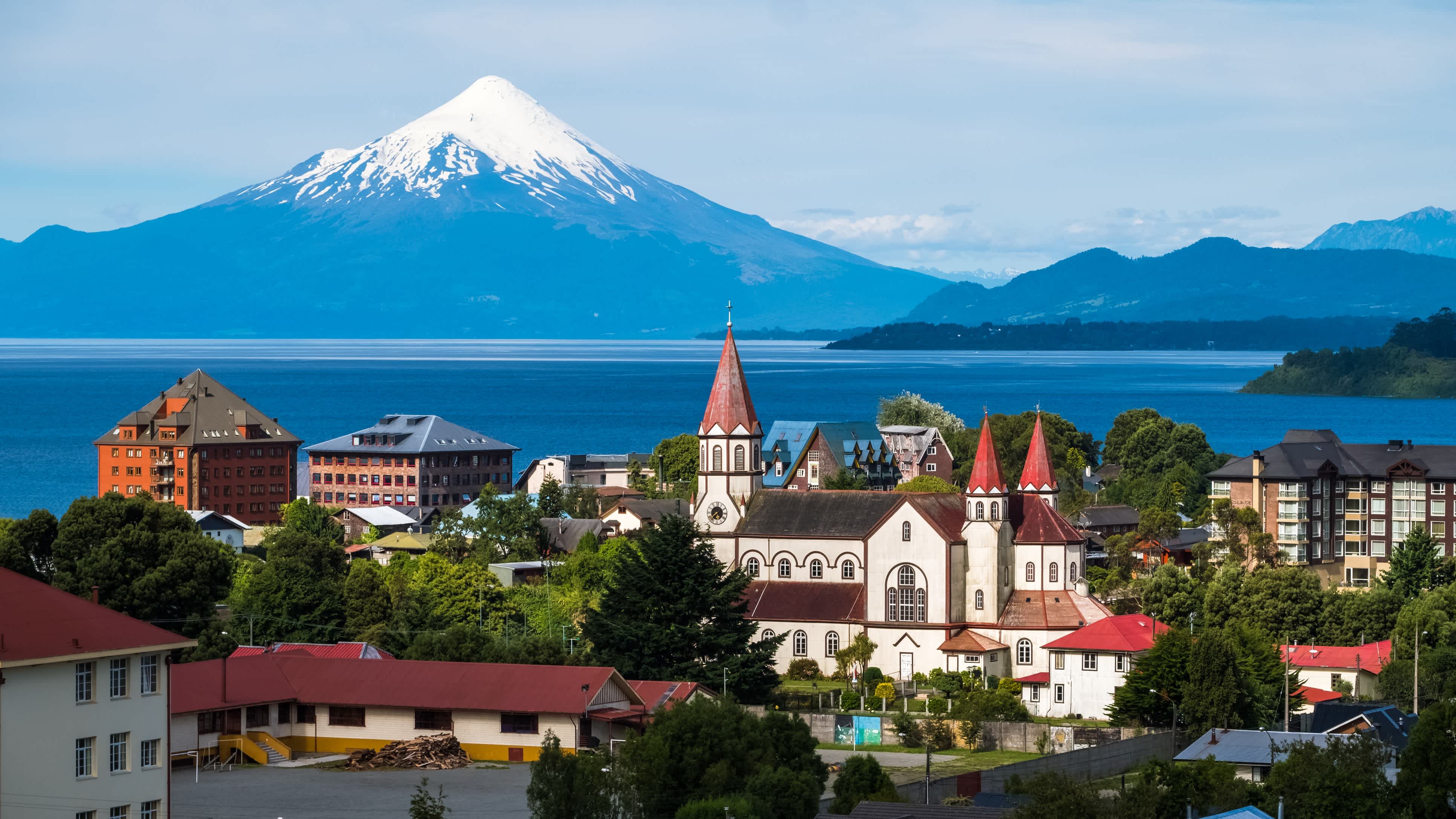Die Stadt Puerto Varas mit dem Vulkan Osorno im Hintergrund. Chile