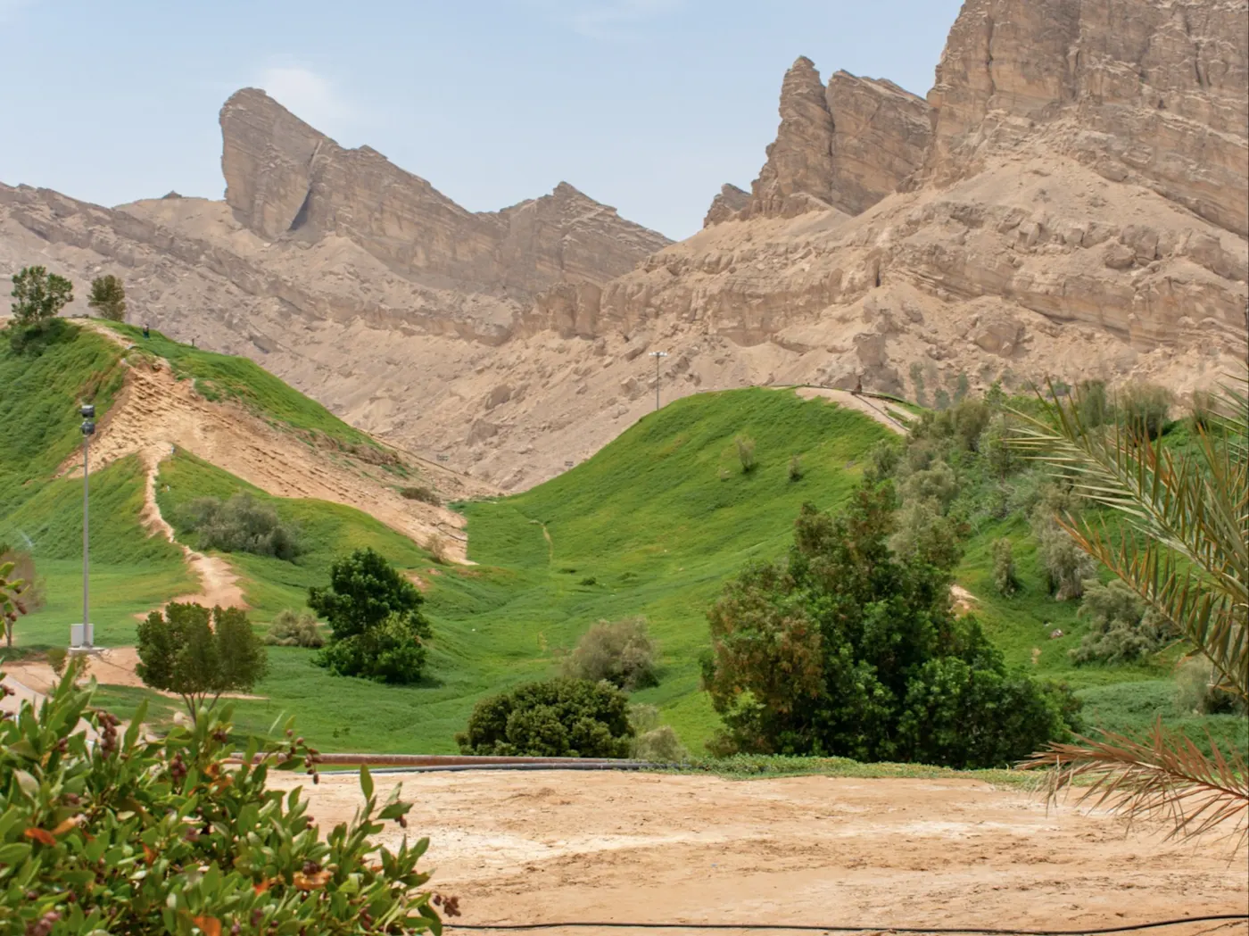 Al Ain Green Mubazzarah Park, VAE Grüner Park in der Wüste mit natürlichen heißen Quellen und malerischen Bergen in Al Ain, VAE