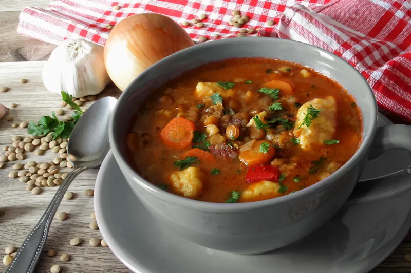 Kroatien, Essen, Maneštra Brauner Linseneintopf mit Gemüse