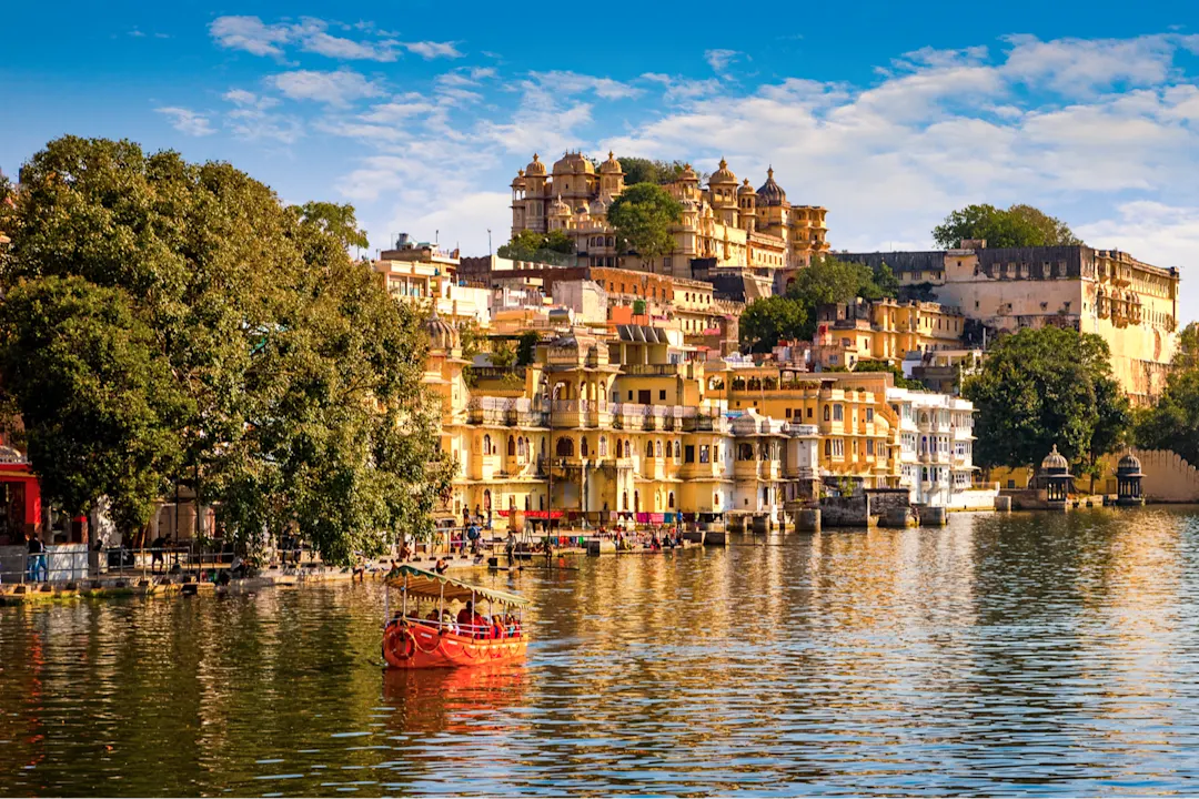 Stadtpalast und Pichola-See in Udaipur, Rajasthan, Indien, Asien.

