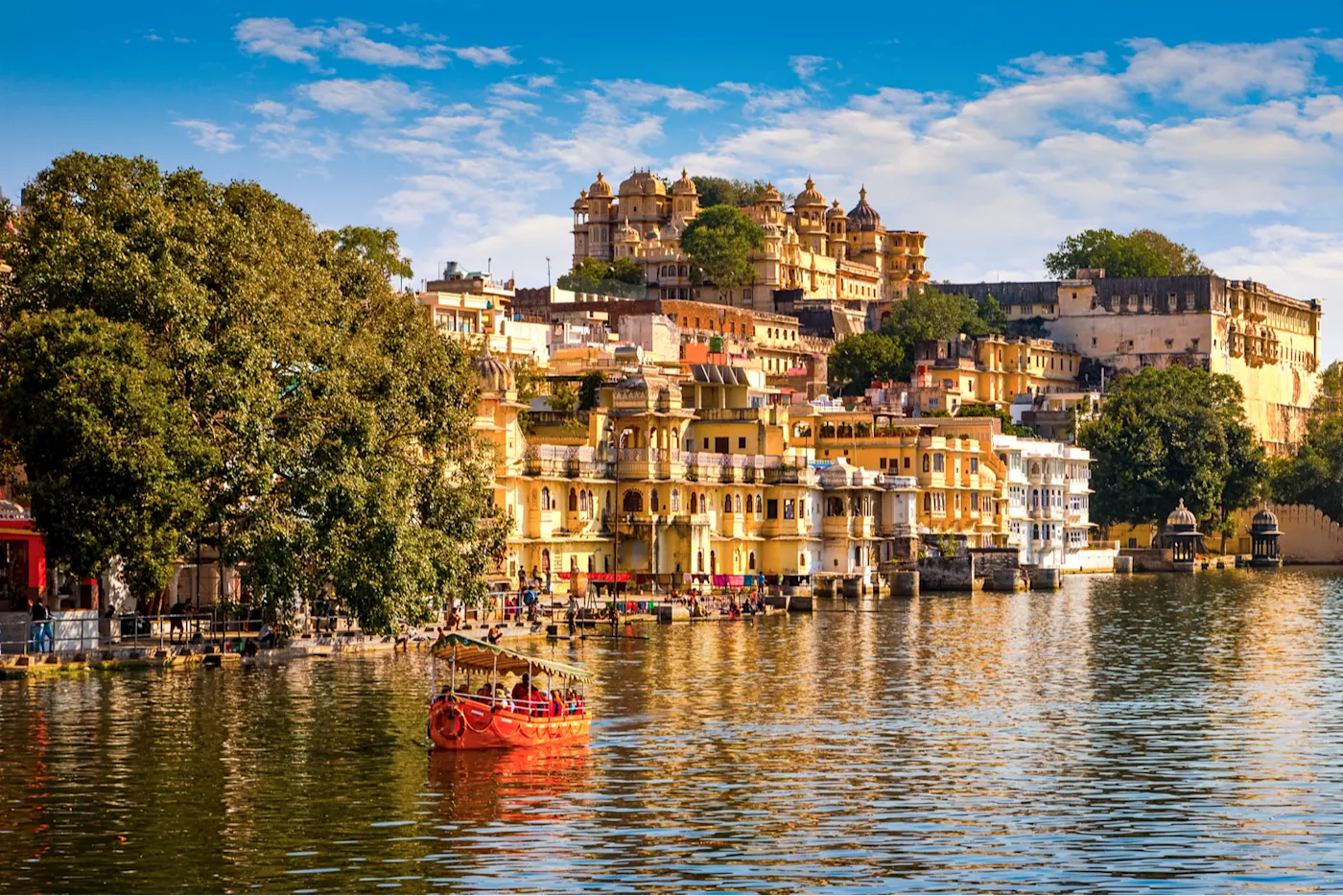 Stadtpalast und Pichola-See in Udaipur, Rajasthan, Indien, Asien.

