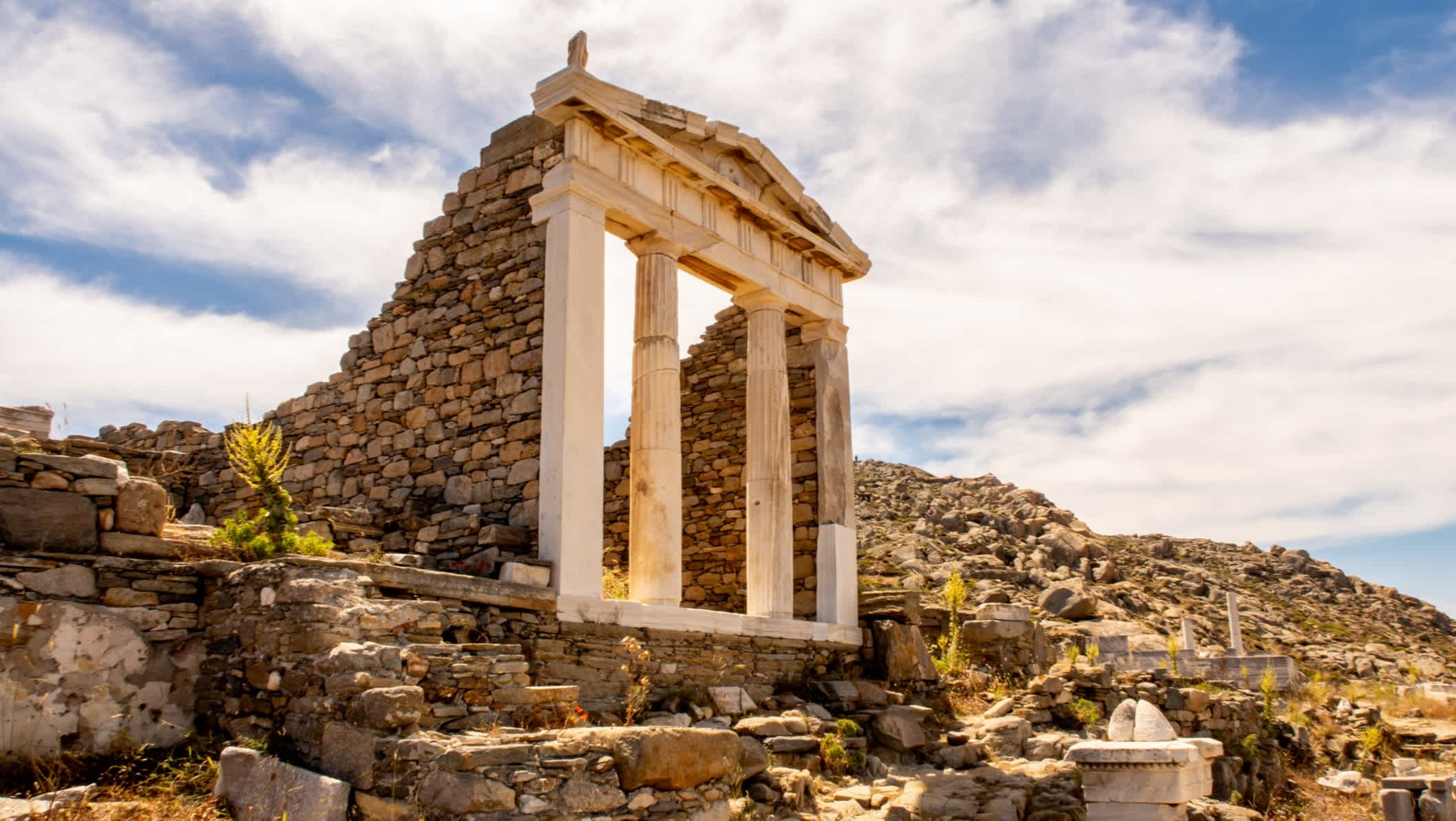 Gut erhaltener Isis-Tempel auf der Insel Delos auf dem Hügel, Griechenland