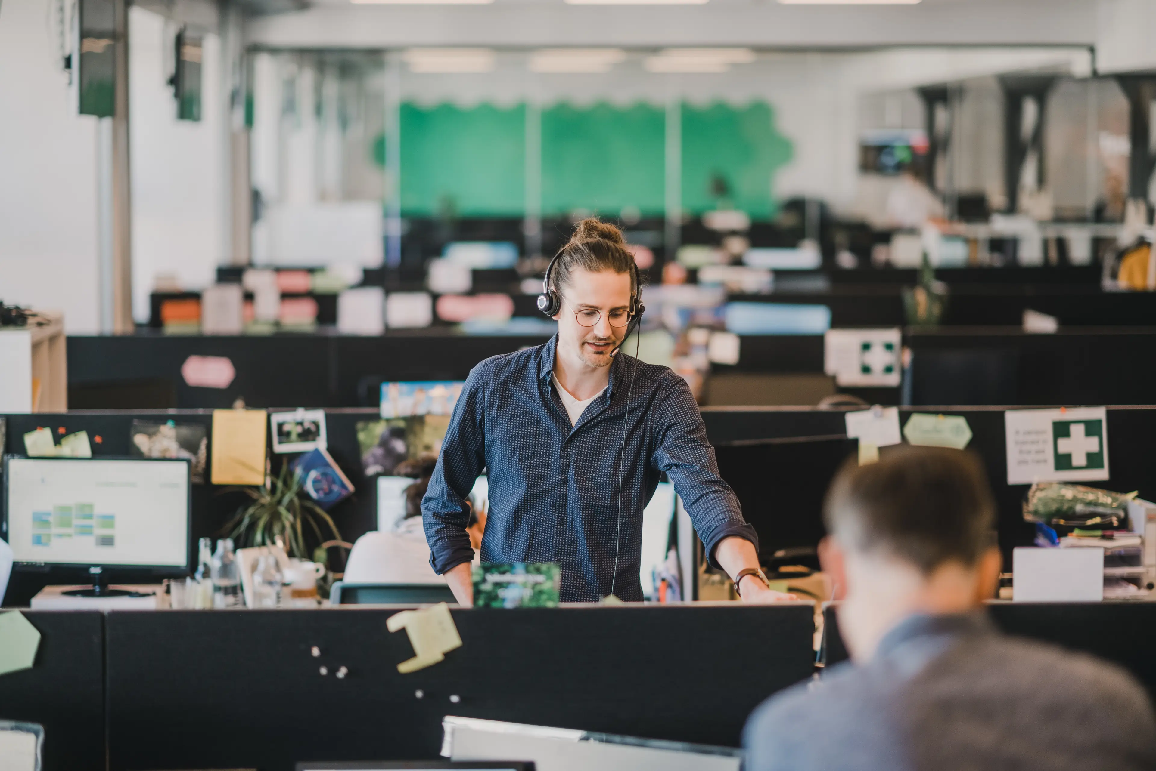 Tourlane Reiseexperte im Büro