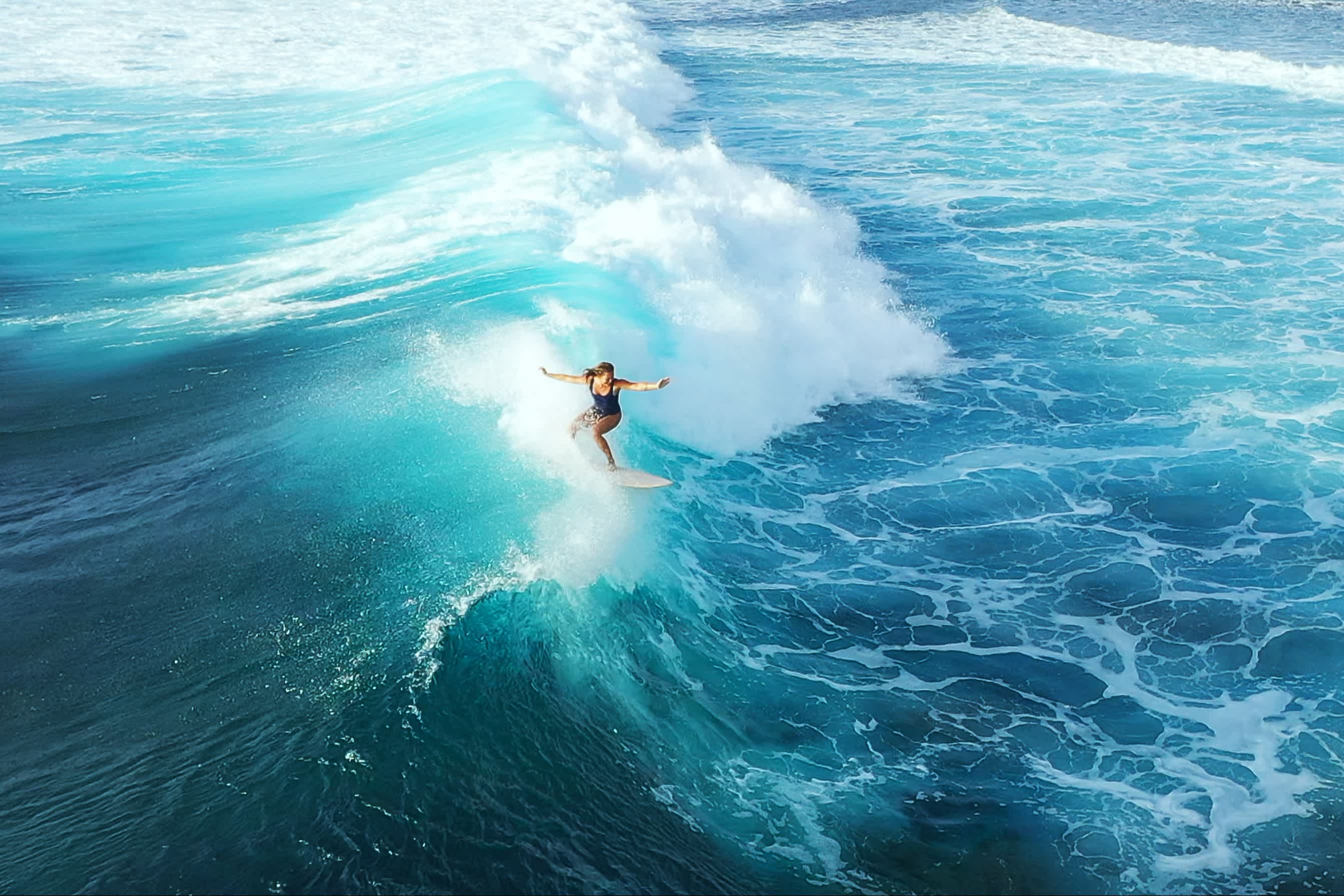 Surfer nimmt eine Welle auf den Malediven
