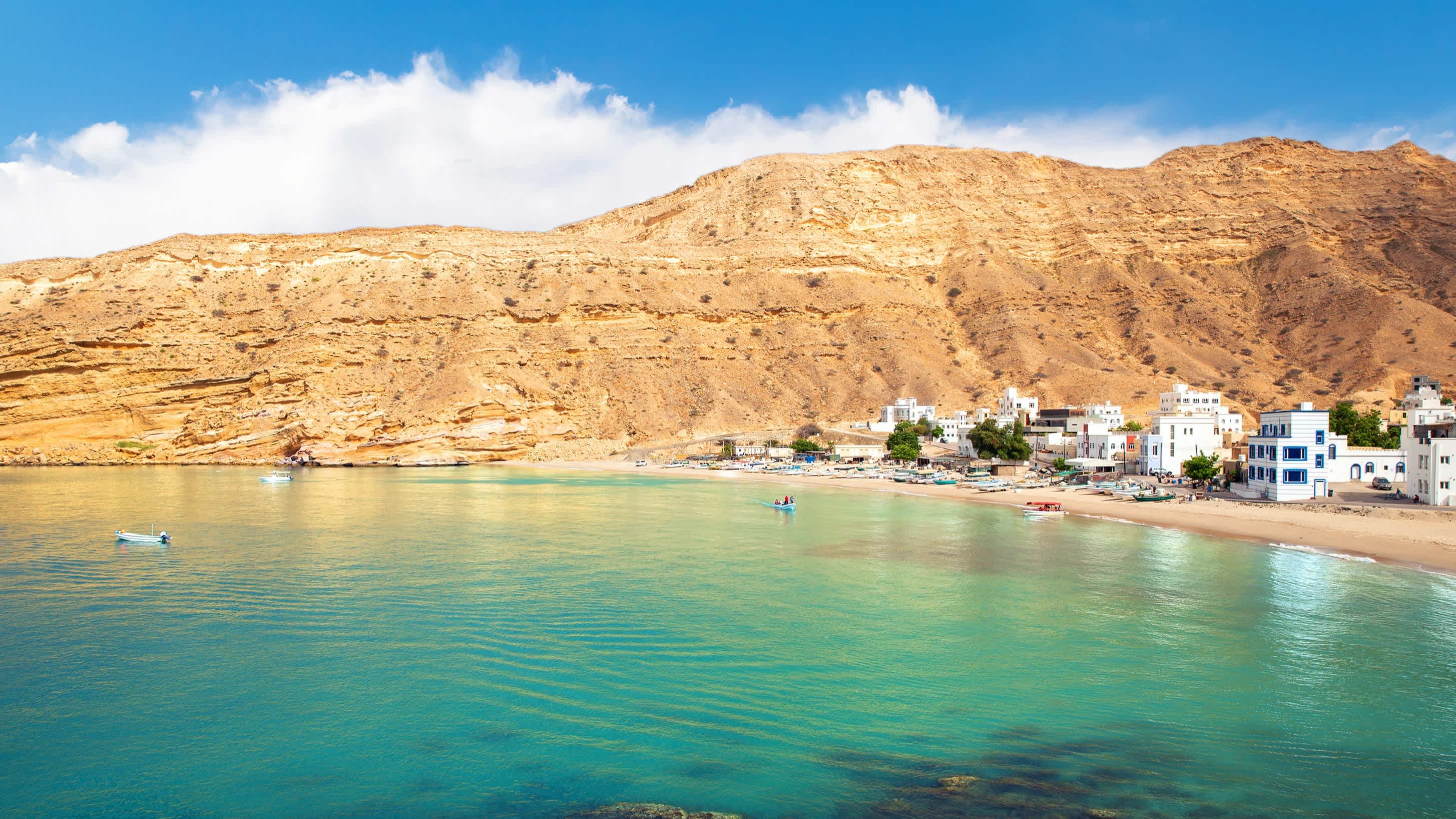 Blick auf das Dorf und dem Strand Quantab an der Küste von Oman.

