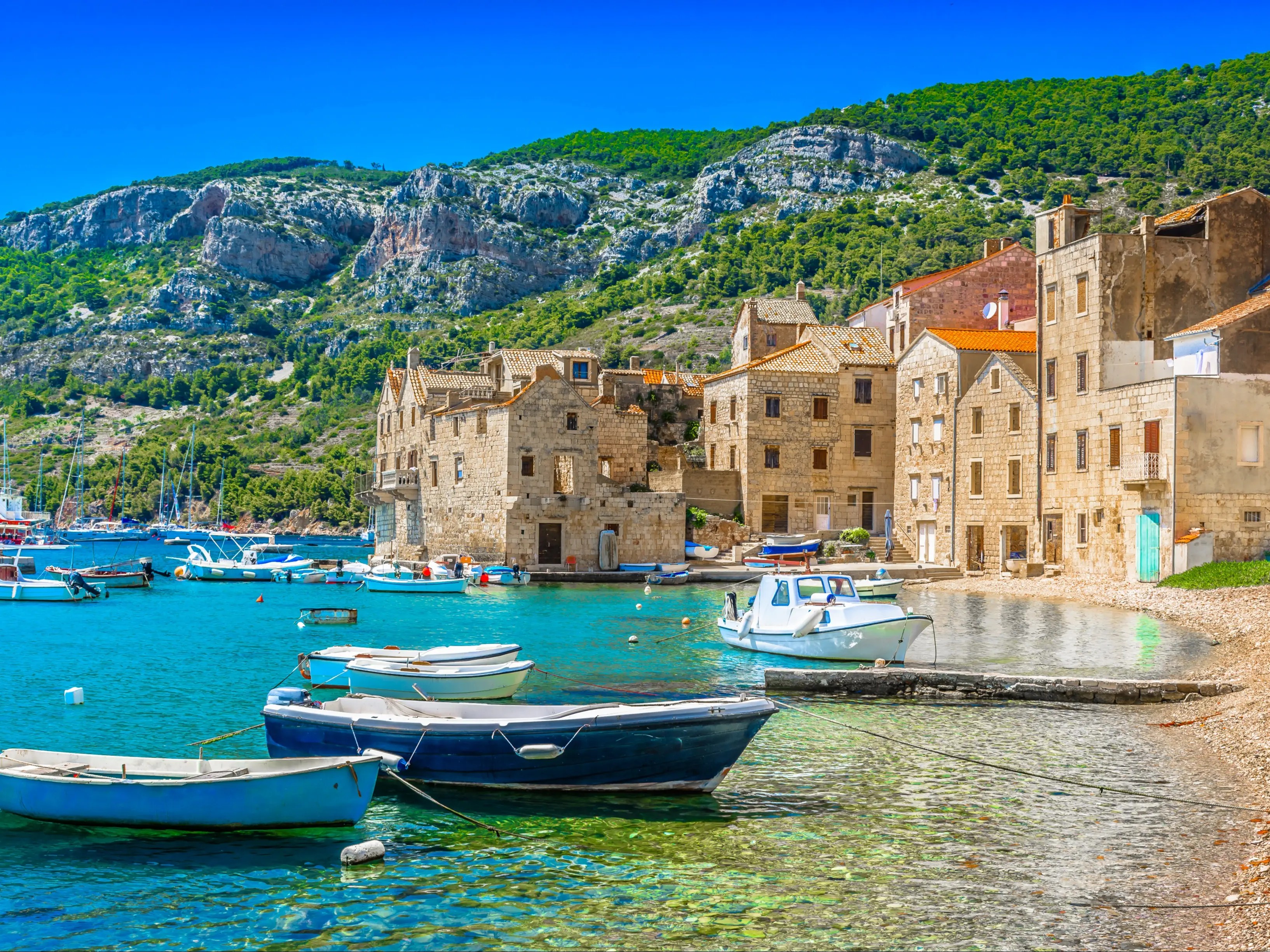 Malerische Aussicht auf das Meer in der Sommerlandschaft von Komiza im Süden Kroatiens, mediterrane Reiseorte.

