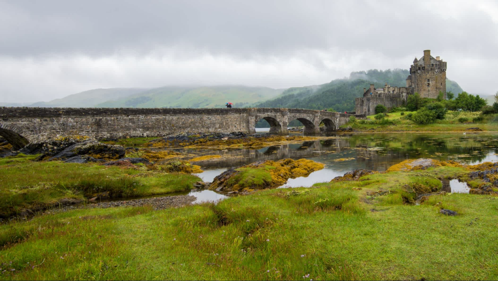 Blick auf das geheimnisvolle Schloss Eilean Donan in Schottland.