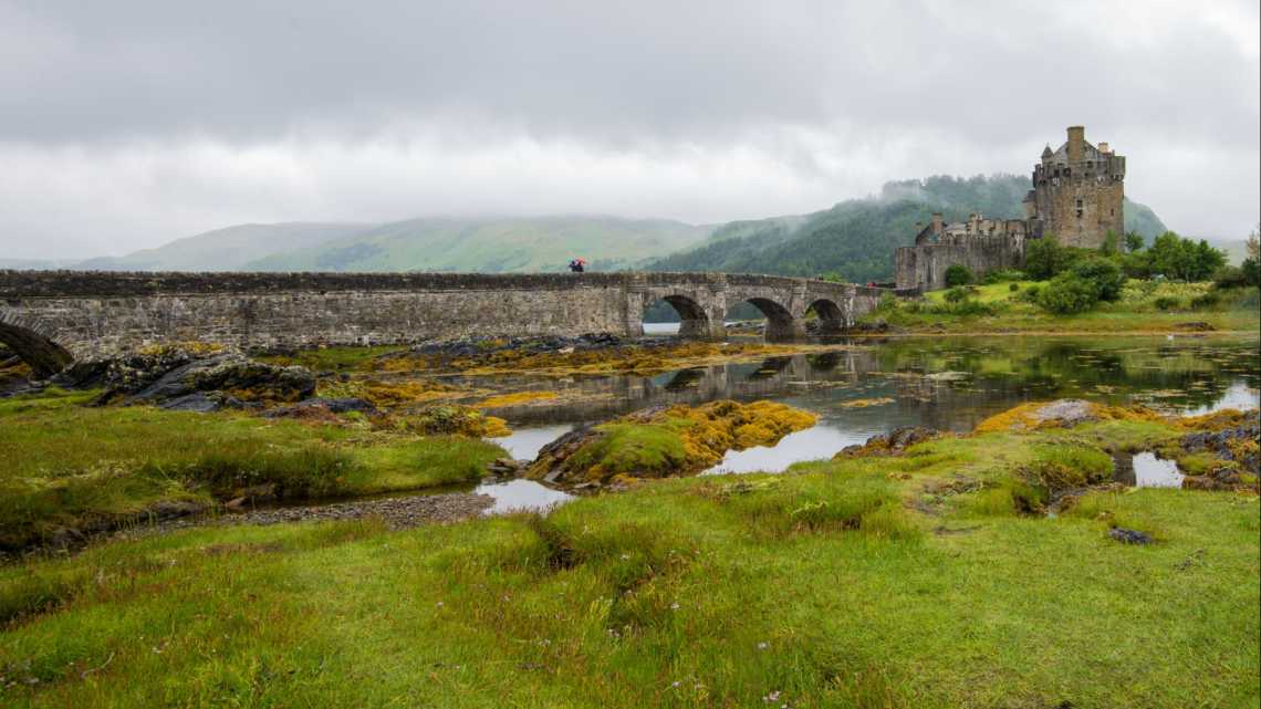 Vue sur le mystérieux château d'Eilean Donan en Écosse.