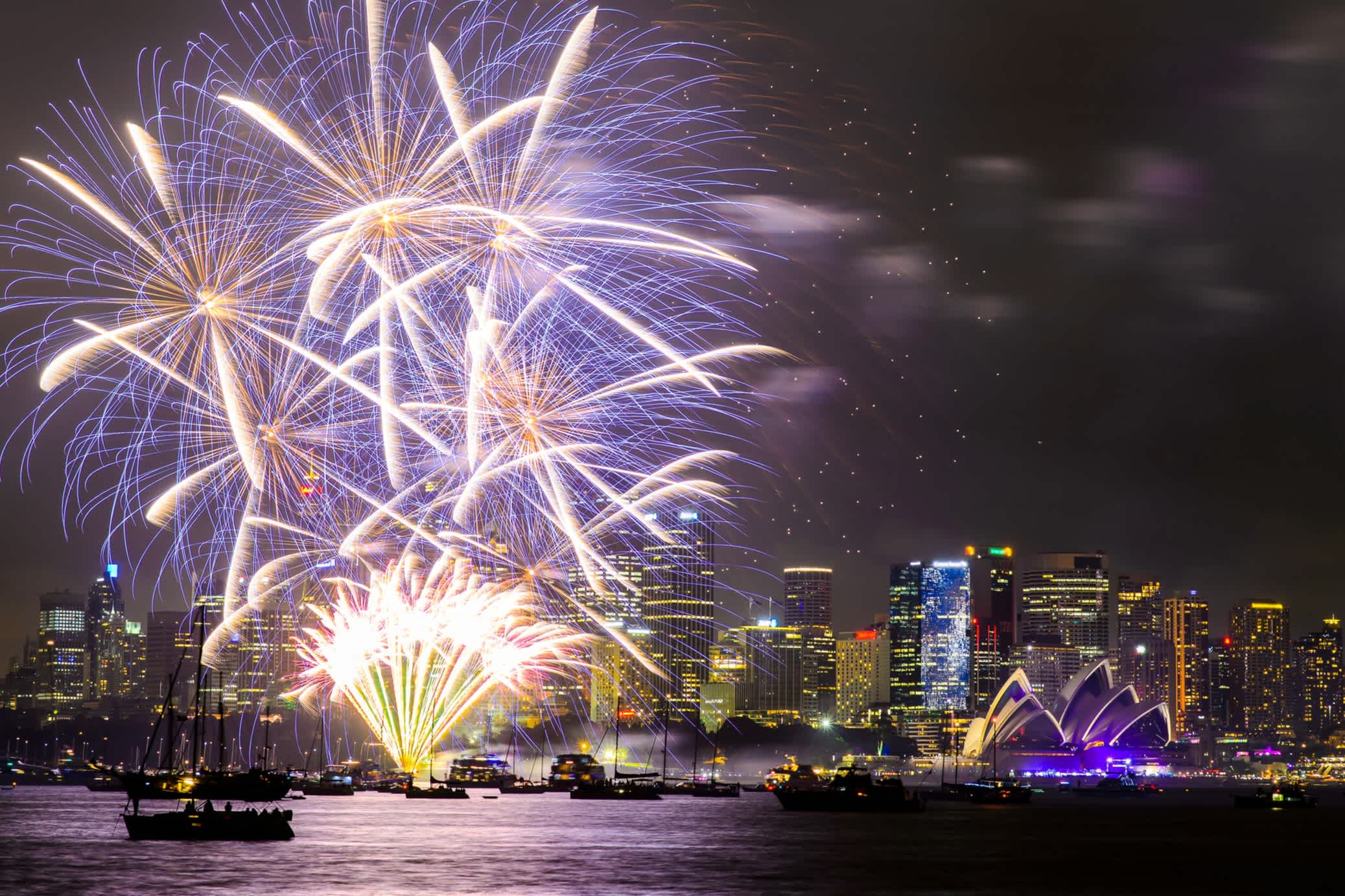 Feuerwerk in der Bay in Sydney