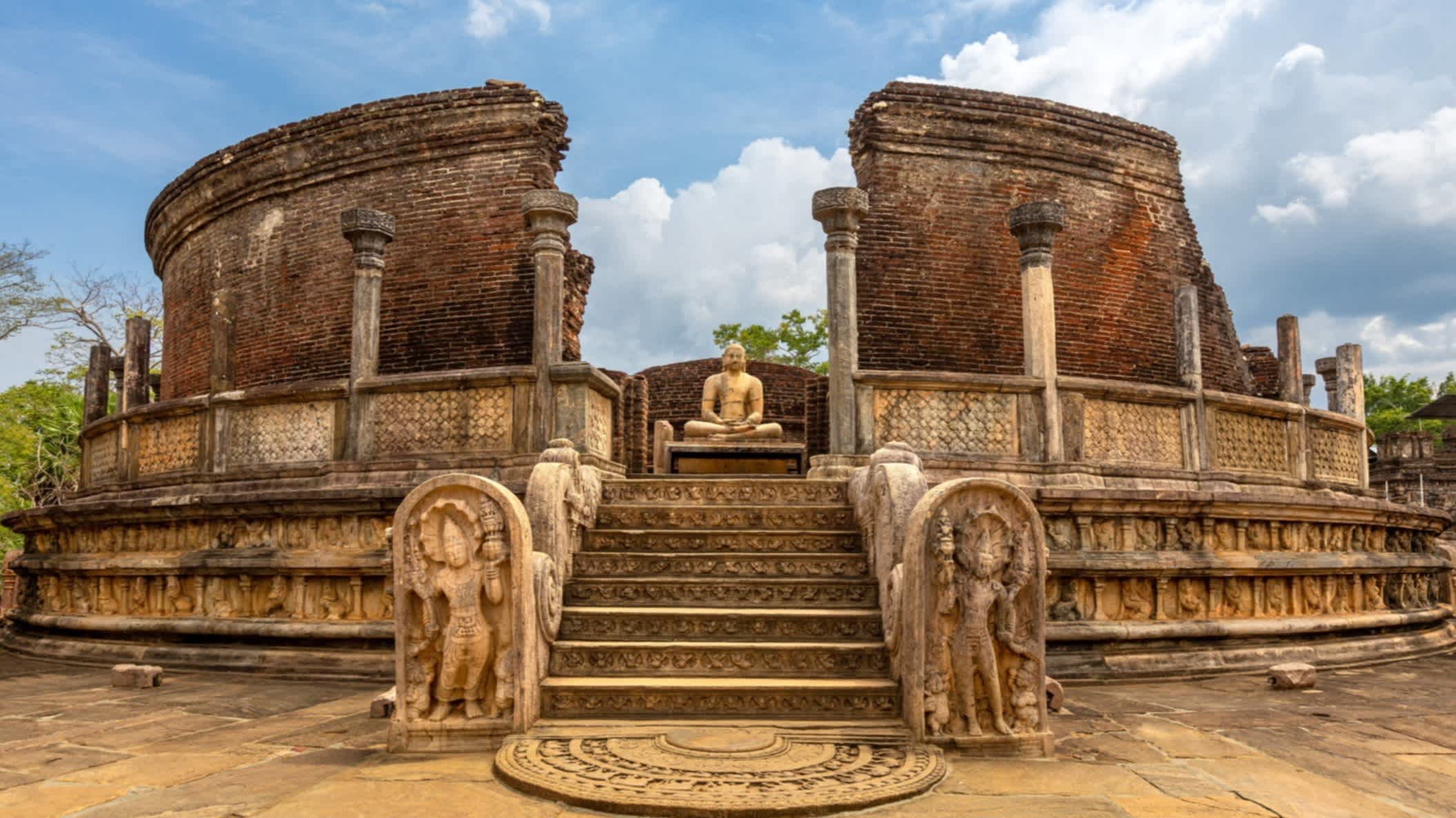 Le quadrilatère sacré avec Bouddha, Polonnaruwa, Sri Lanka